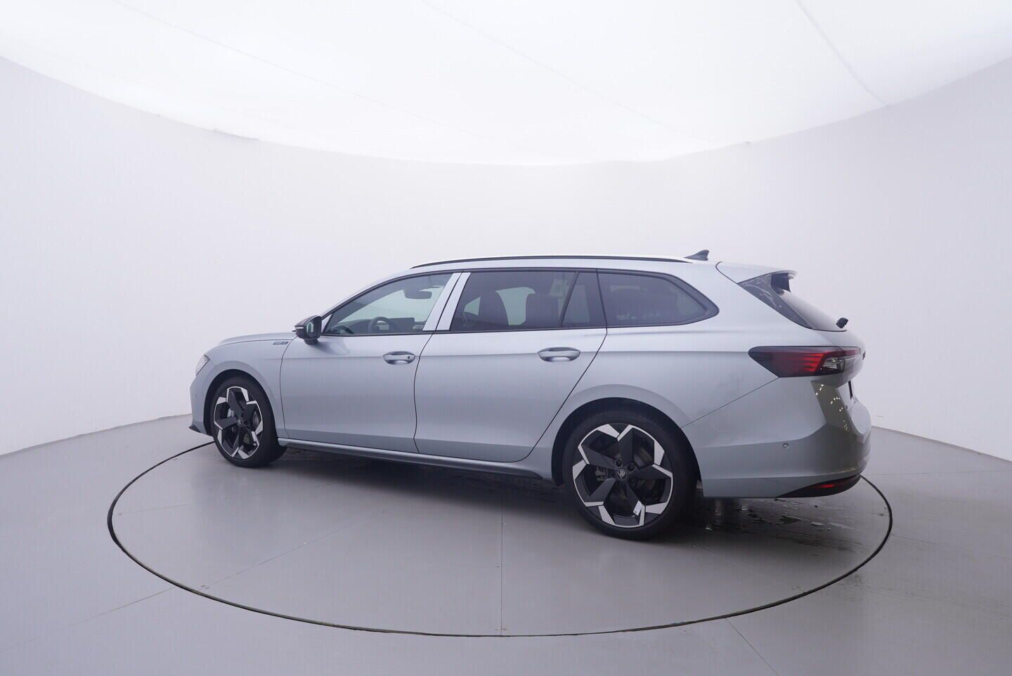 Škoda Superb, Combi Sportline 2,0 TDI 4x4 14 - fotka 3