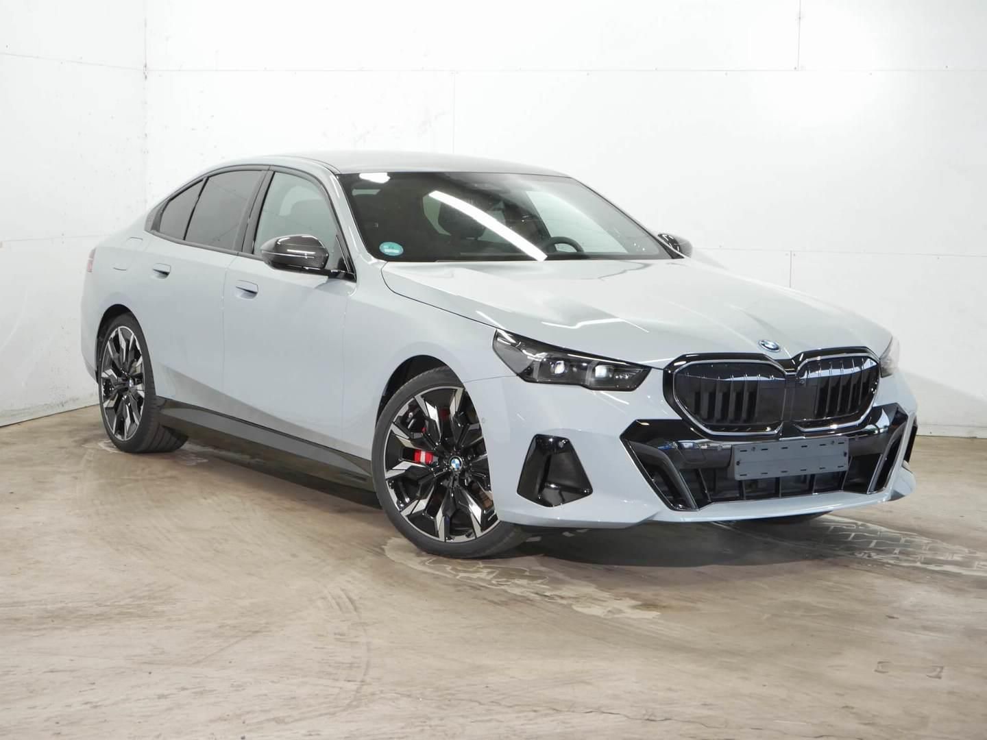BMW Řada 5, 550e xDrive Tažné M PRO - fotka 2