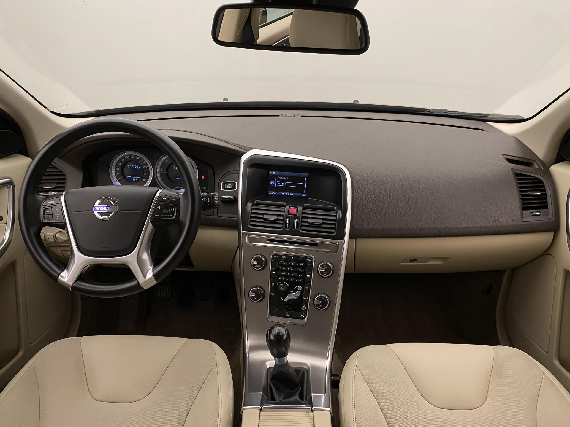 Volvo XC60, D4 AWD MOMENTUM CZ - fotka 2