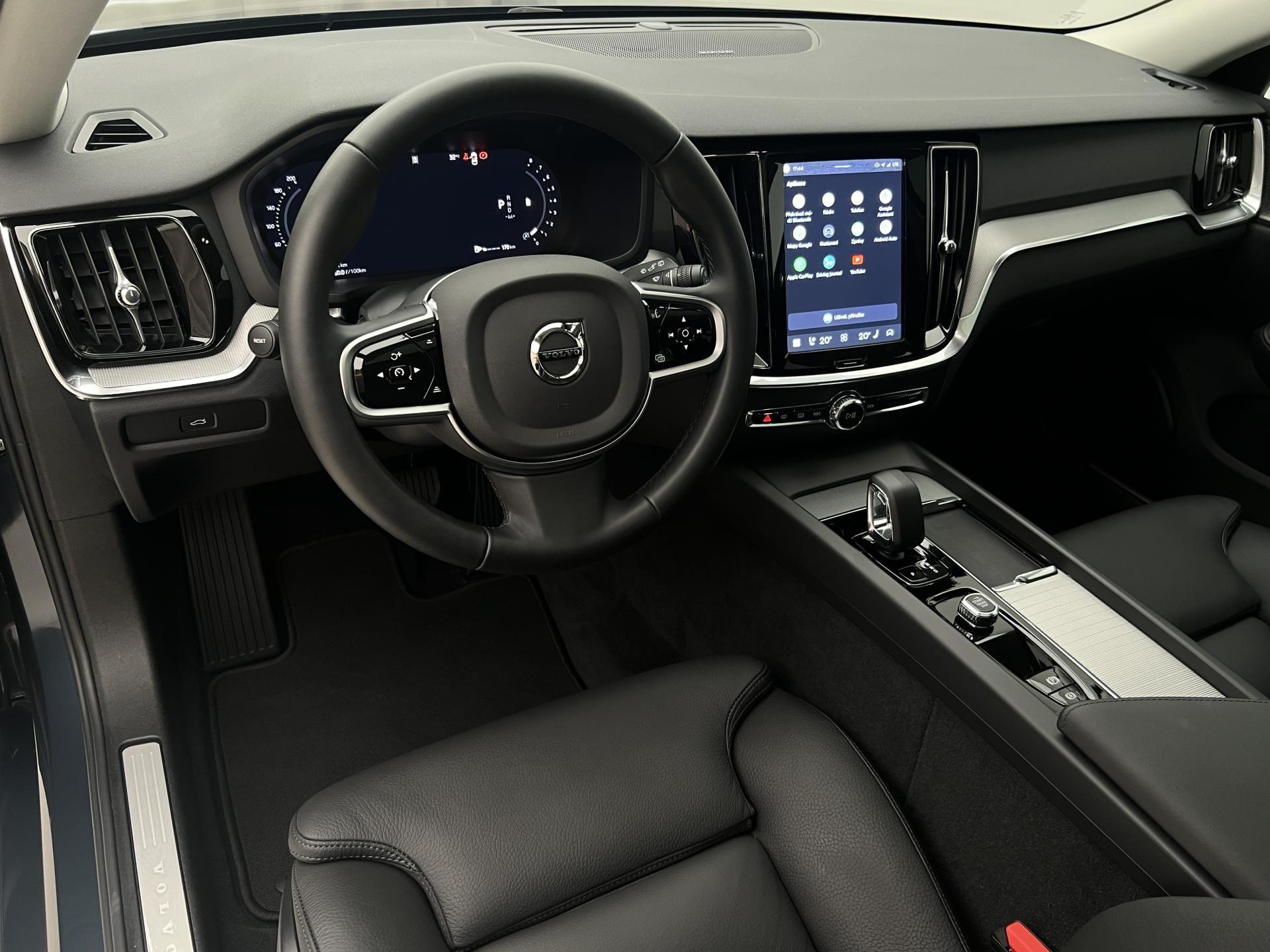 Volvo V60, B4 DARK PLUS AUT - fotka 4