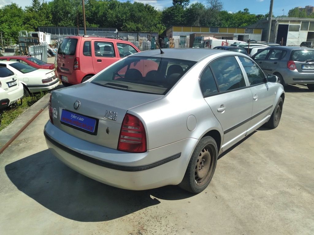 Škoda Superb, 2.0 i 85kW ČR, 2.MAJITEL - fotka 6