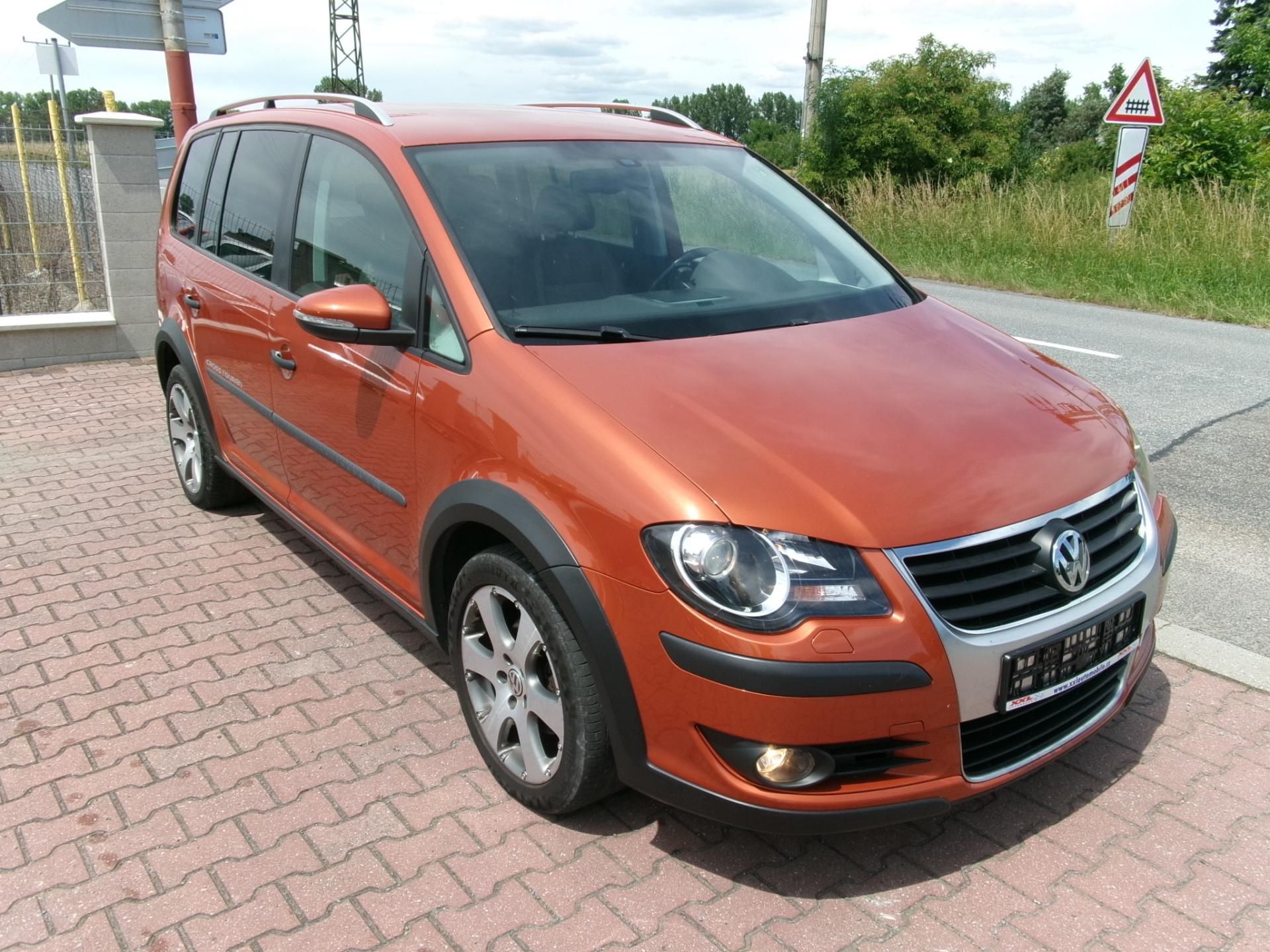 Volkswagen Touran, 2,0TDI CROSS DSG AC BT - fotka 3