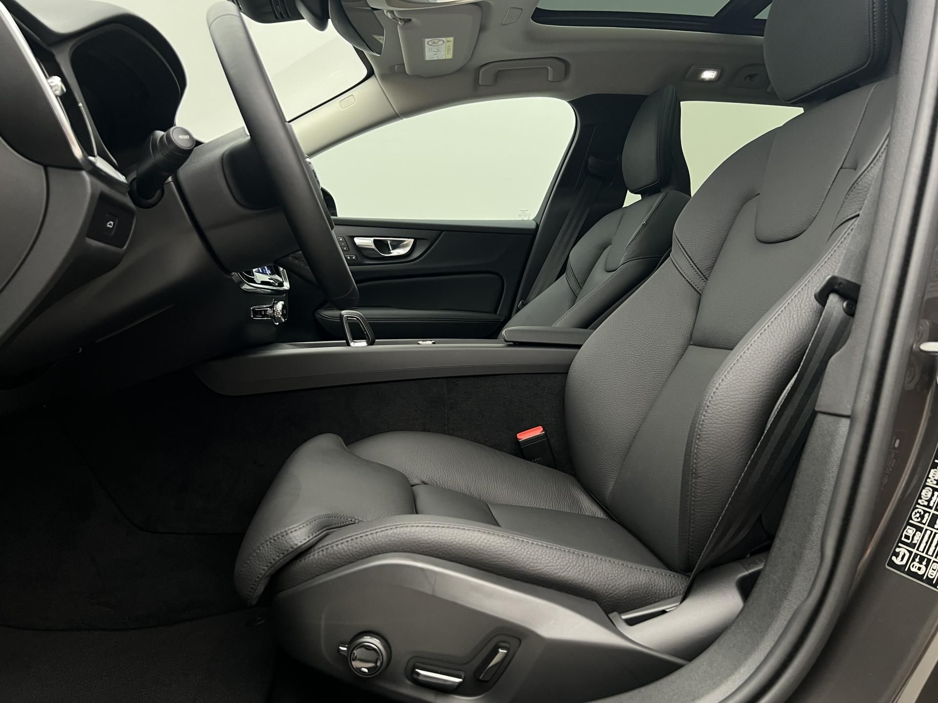 Volvo V60, B4 DARK PLUS AUT - fotka 3