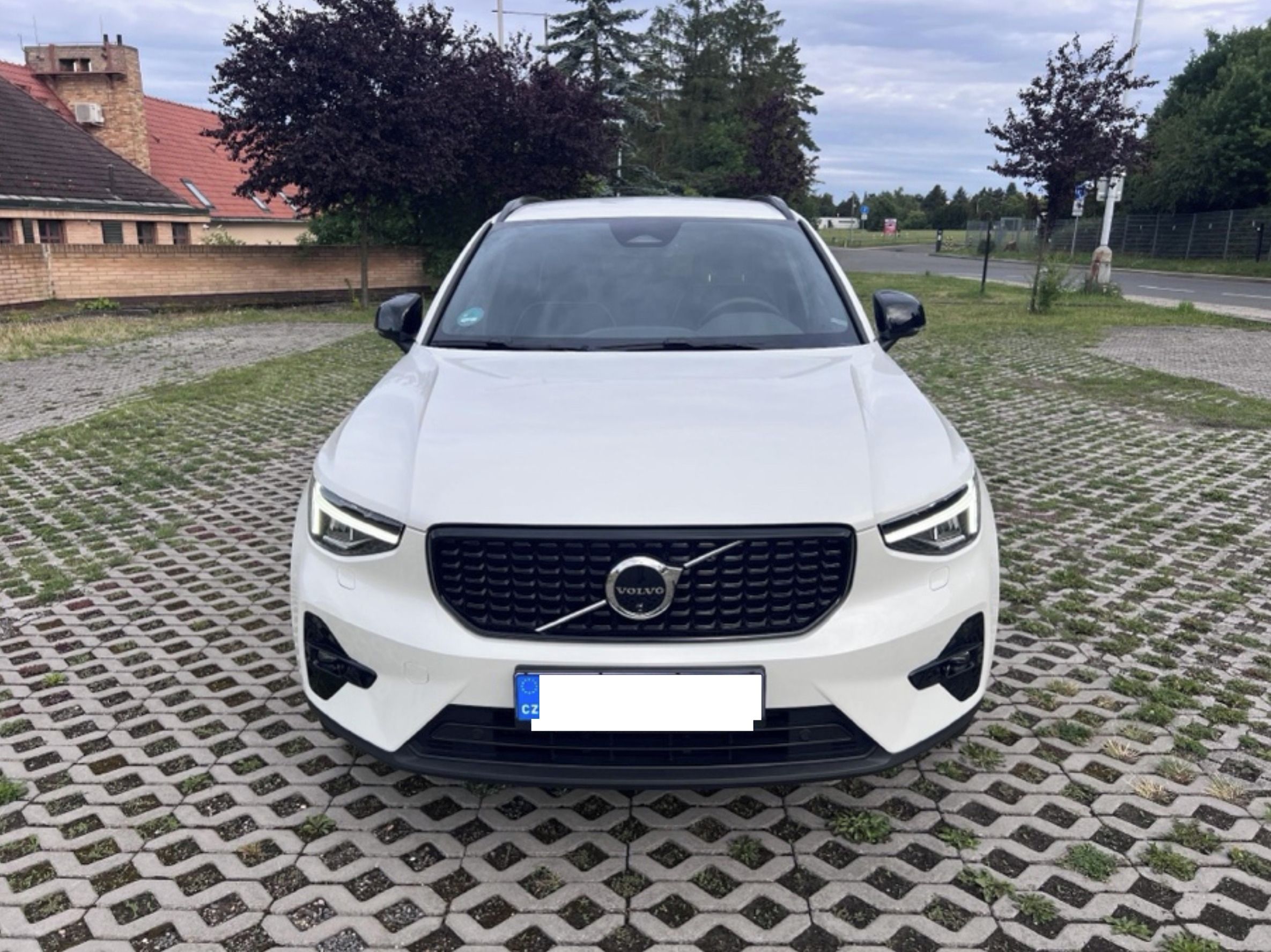 Volvo XC40, B3 Plus Dark Mild Hybrid Auto - fotka 4