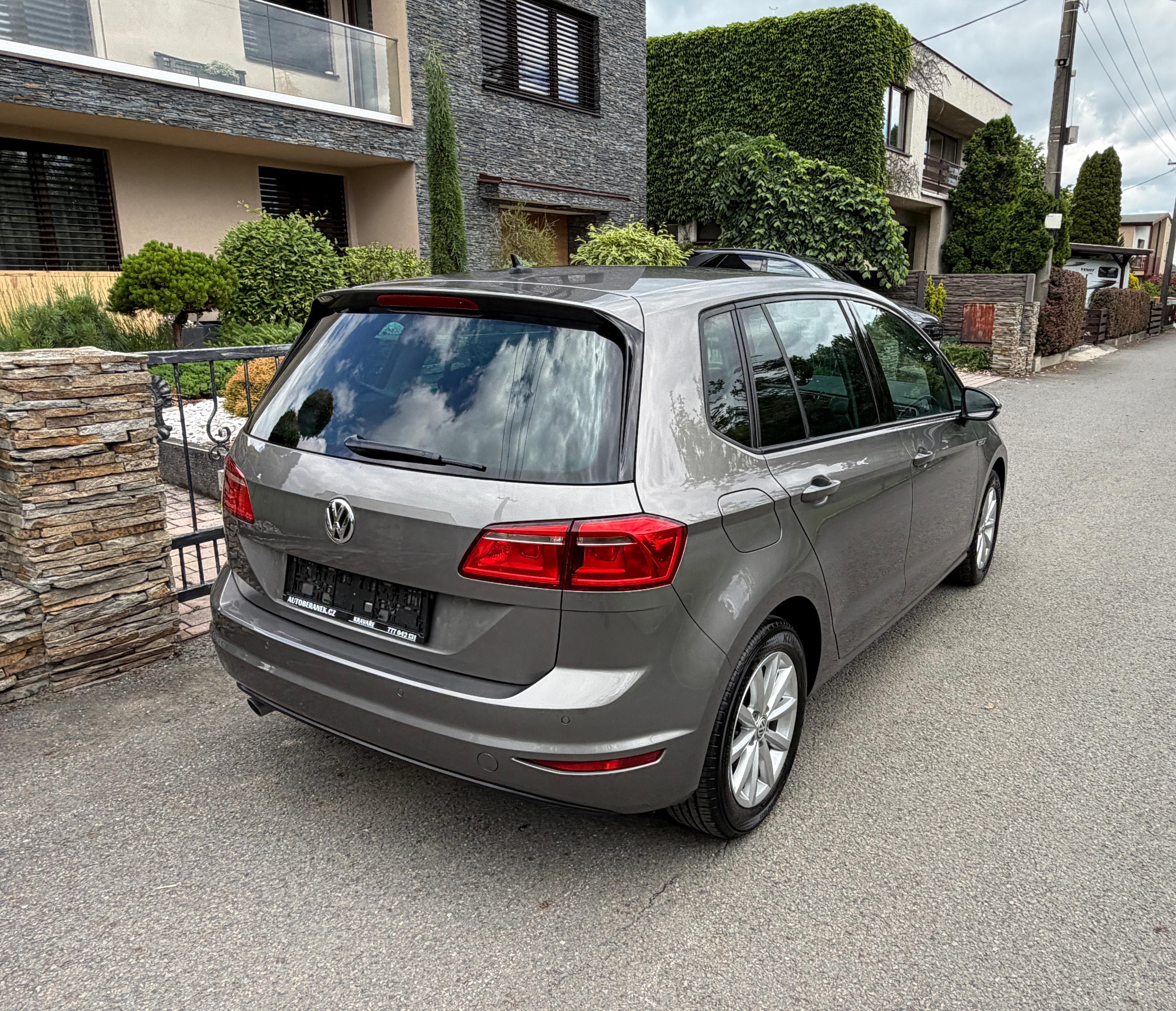 Volkswagen Golf Sportsvan, 1.2 TSI 81KW LOUNGE - fotka 2