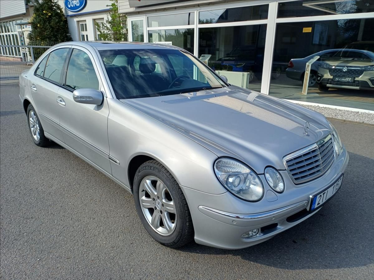 Mercedes-Benz Třídy E, E240 2,6 V6 Elegance - fotka 3