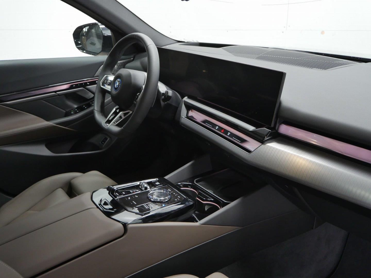 BMW Řada 5, 550e xDrive Touring M PRO - fotka 5