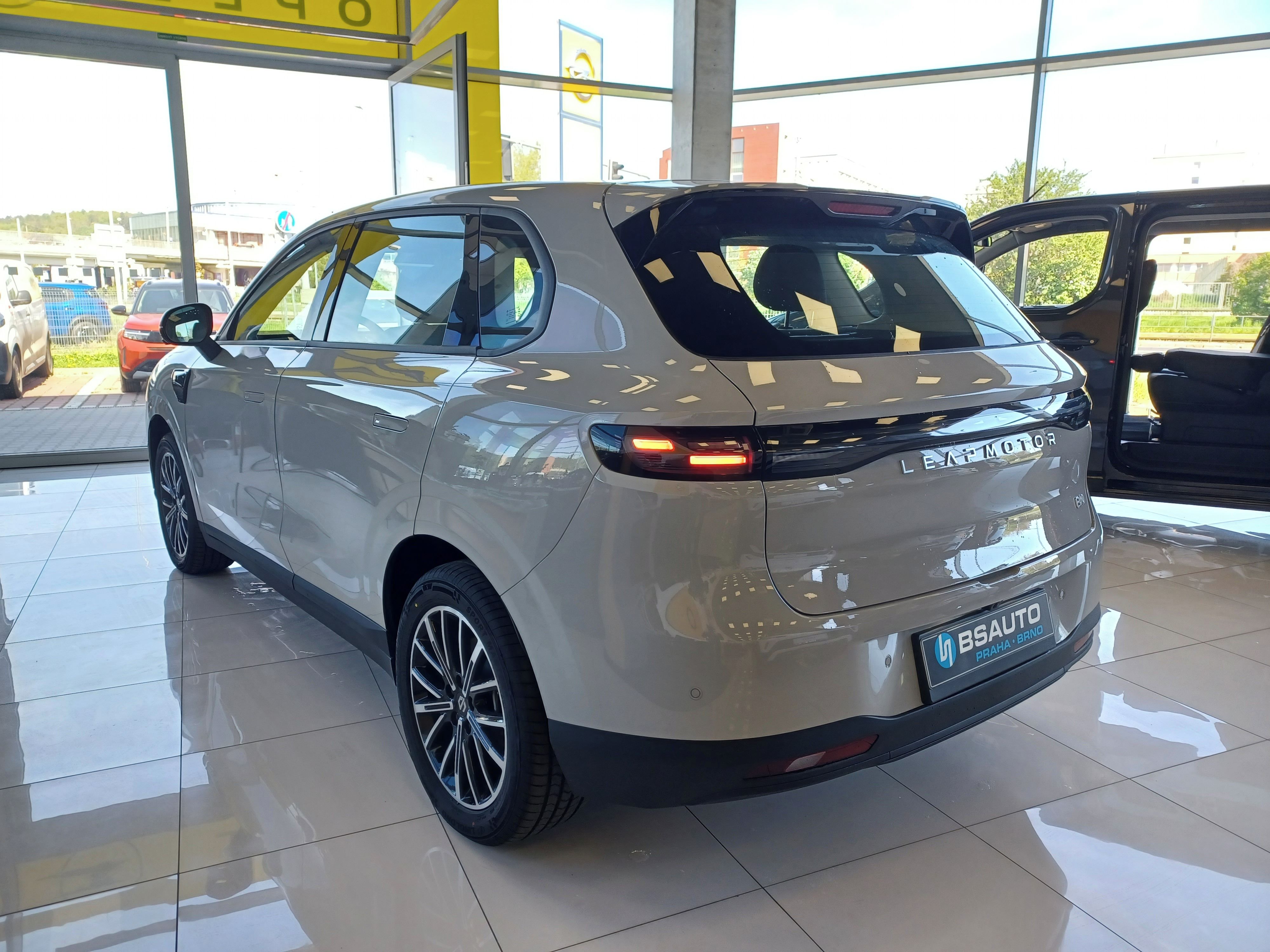 Leapmotor B10, Design-Hybridní Elektro vůz - fotka 6