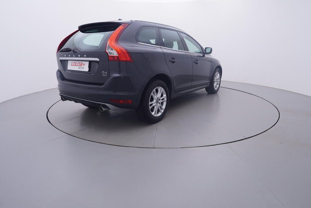 Volvo XC60, R-design Momentum 2.4 D4 133 k - fotka 5