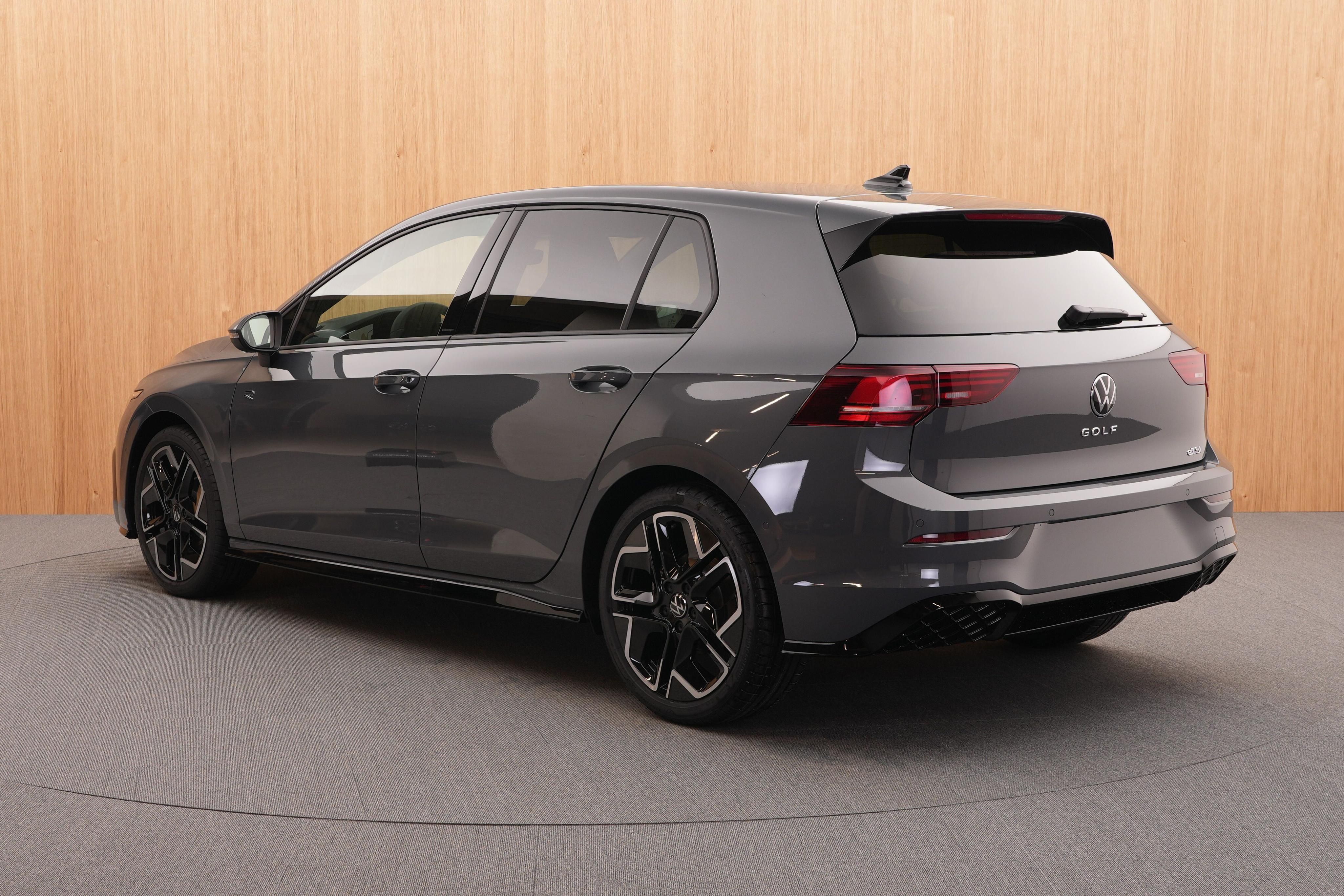Volkswagen Golf, R-Line Limited 1.5 eTSI mHEV - fotka 3