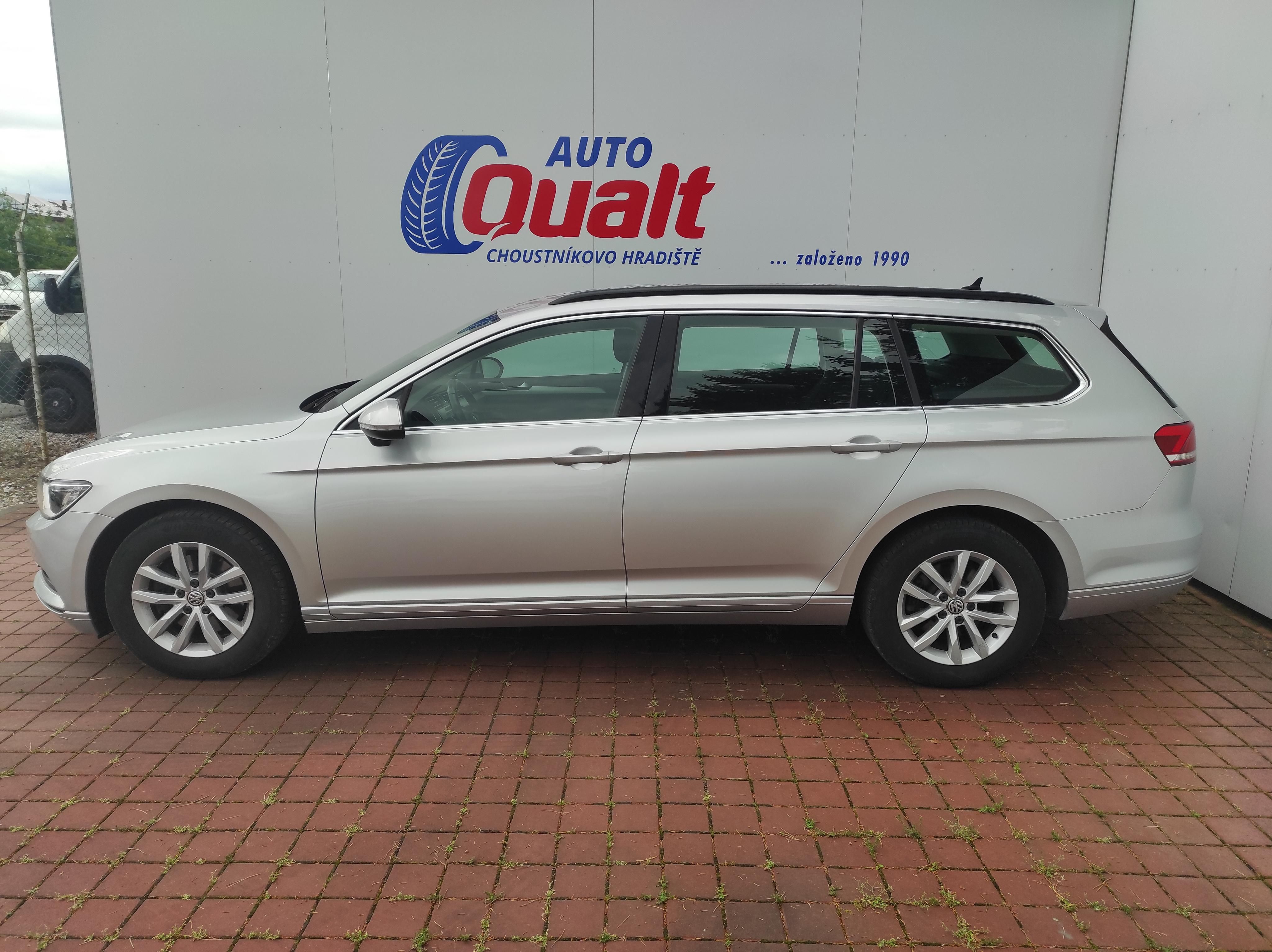 Volkswagen Passat, Kombi 2.0 TDi SERVISKA, DSG - fotka 2