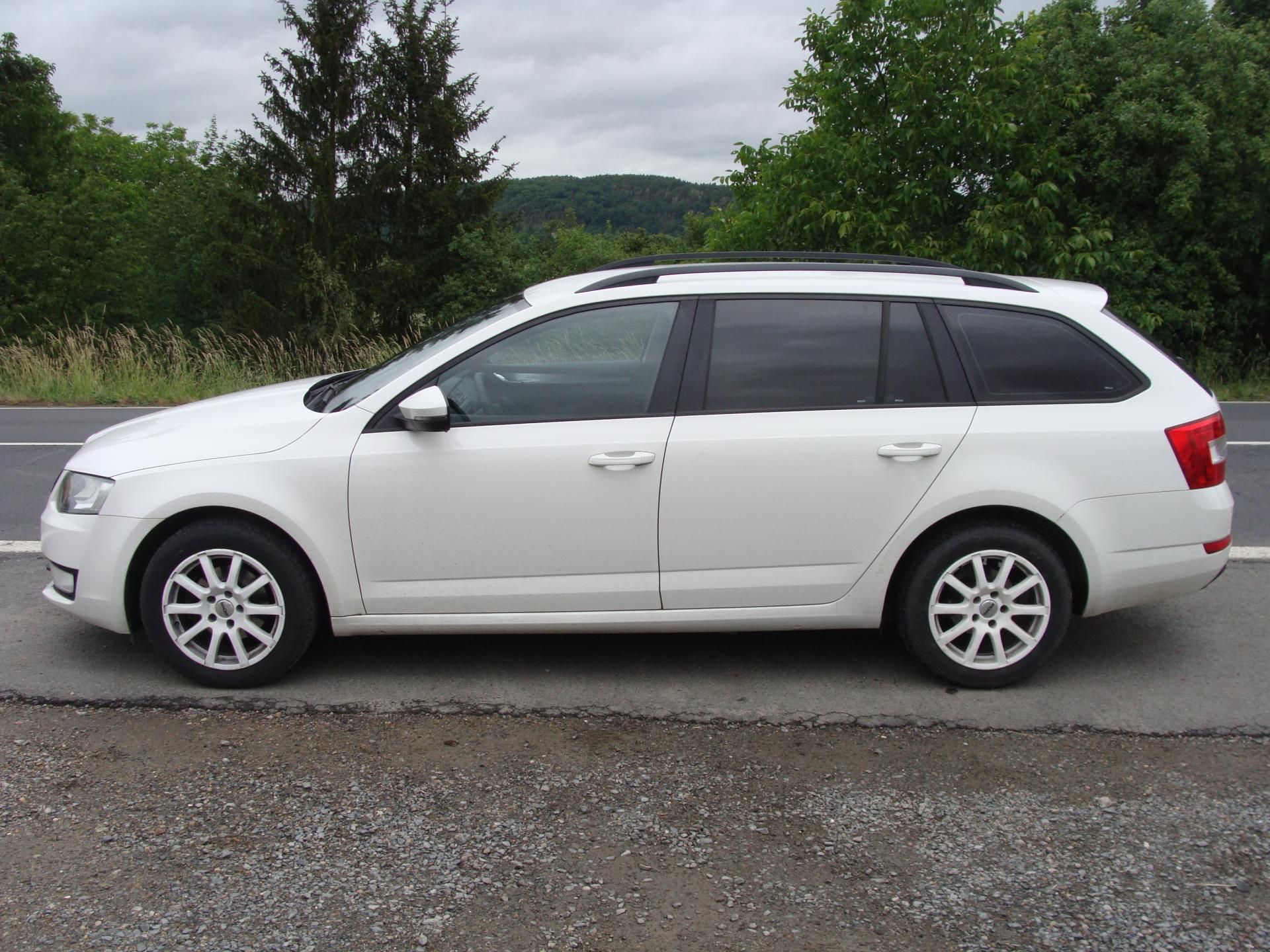Škoda Octavia, 1.6 TDi, 66 kW, klimatizace - fotka 2