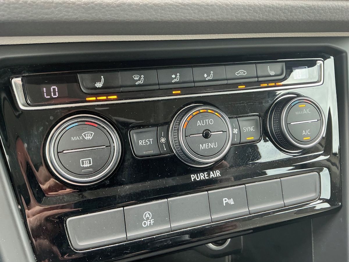 Volkswagen Touran, 1.2Tsi 81KW 7-MÍST ŘEMEN TOP - fotka 4