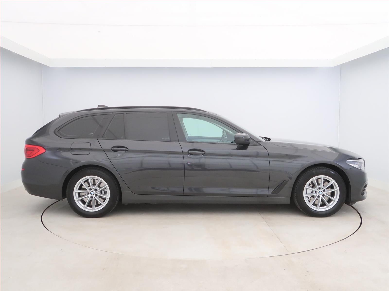 BMW Řada 5, 530d xDrive, Modern Line, 4X4 - fotka 6