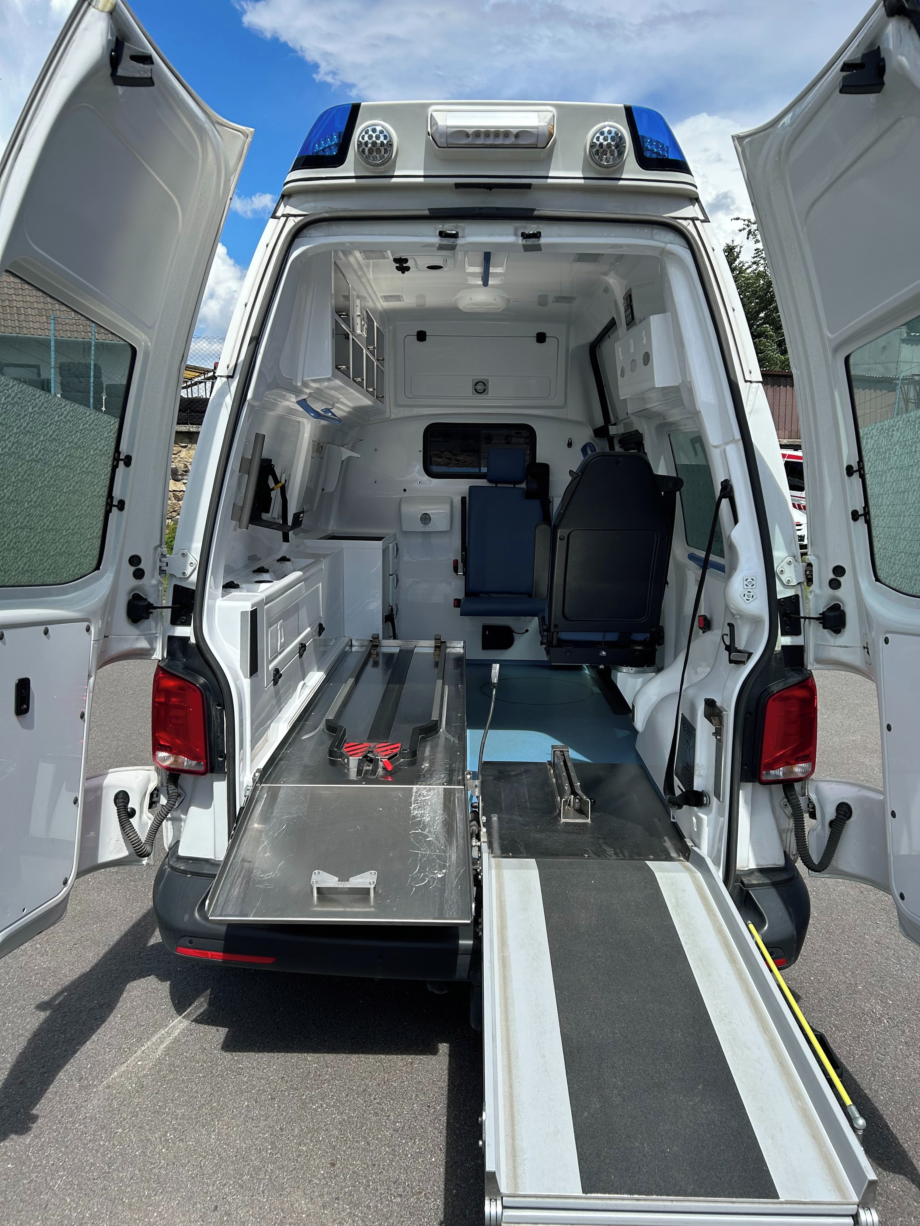 Volkswagen Transporter, T6.1 - 2.0 TDI Sanitní vůz 4x4 - fotka 5
