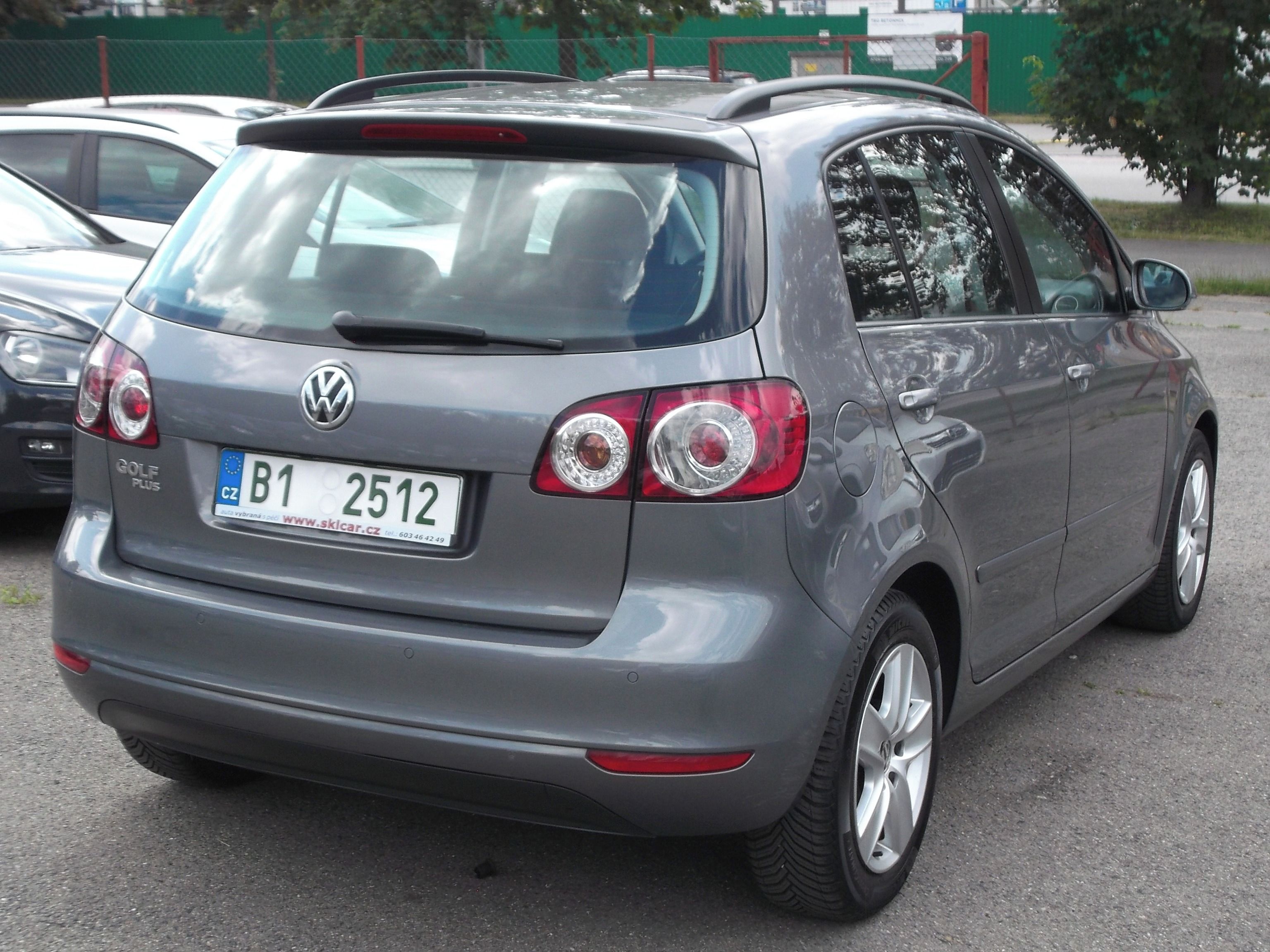 Volkswagen Golf Plus, 1,6Mpi aut.klim,parksenz,servi - fotka 4
