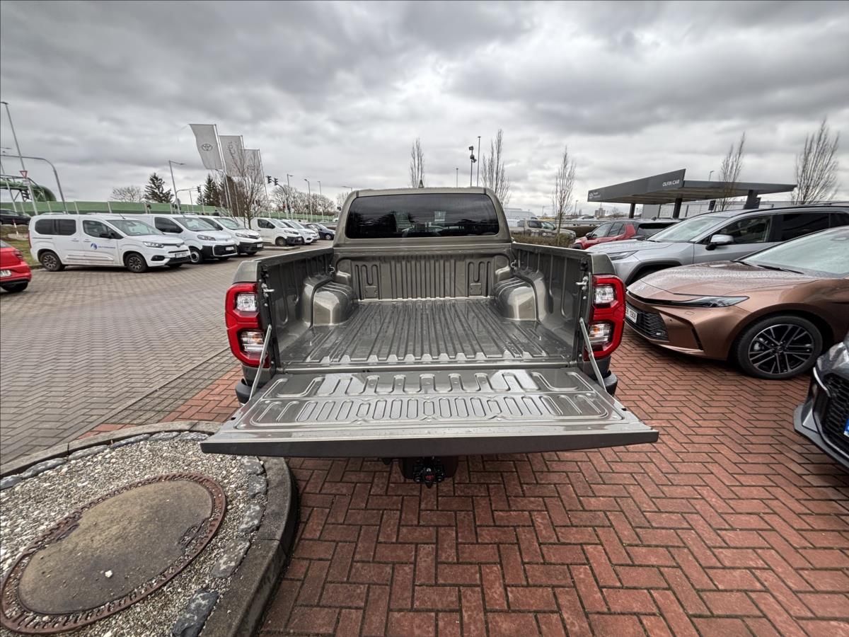 Toyota Hilux, 2,8   INVINCIBLE - fotka 5