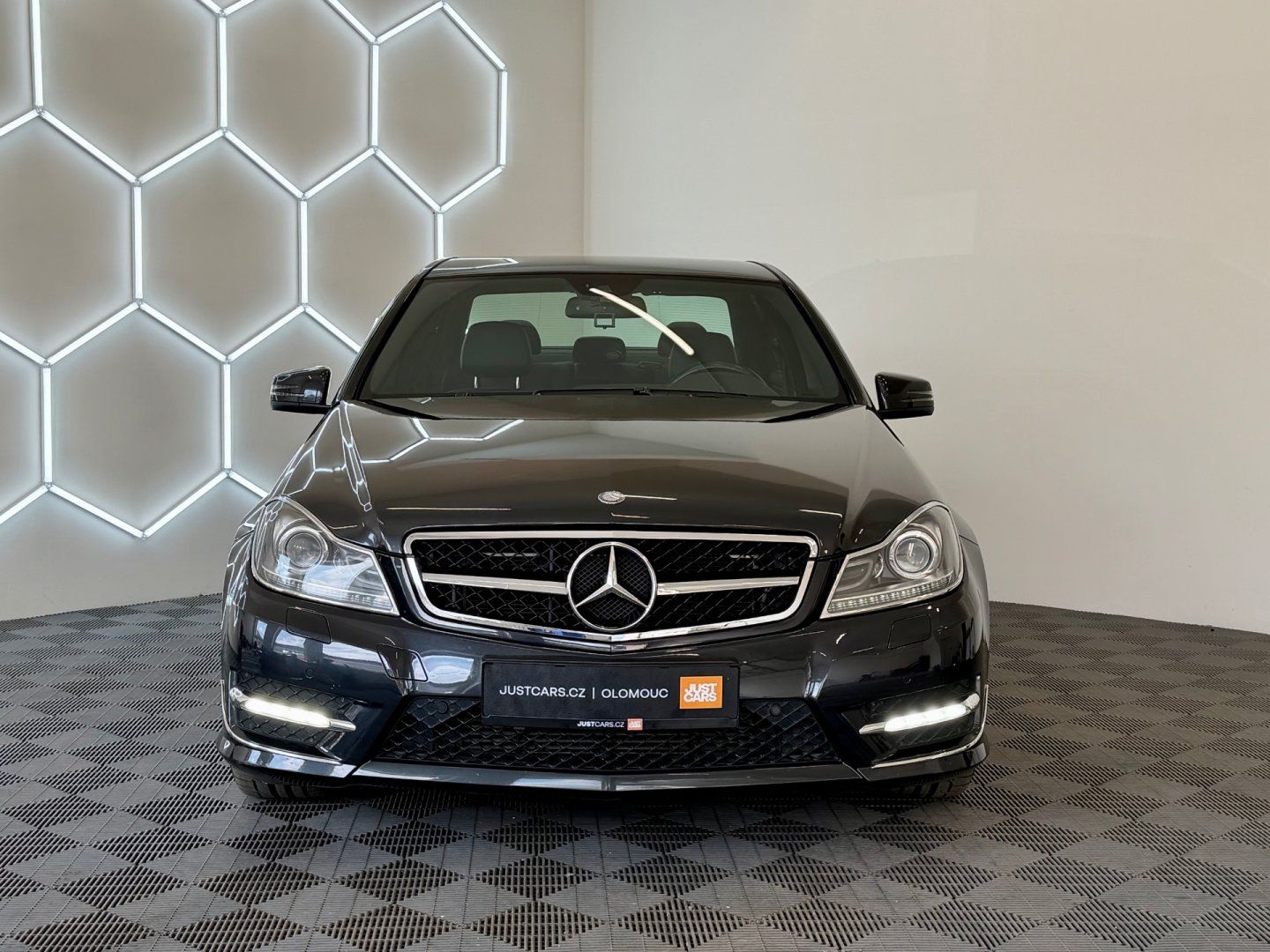 Mercedes-Benz Třídy C, 180i - fotka 2