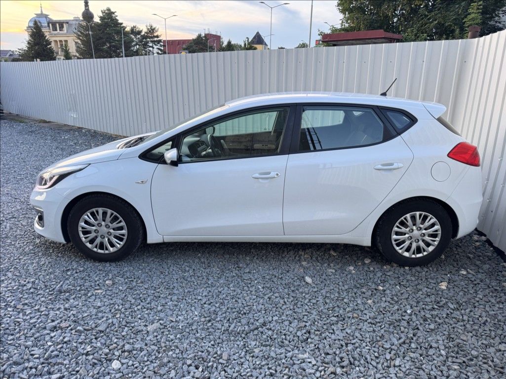 Kia Cee´d, 1,6 GDI 99kW tempomat původ ČR - fotka 4