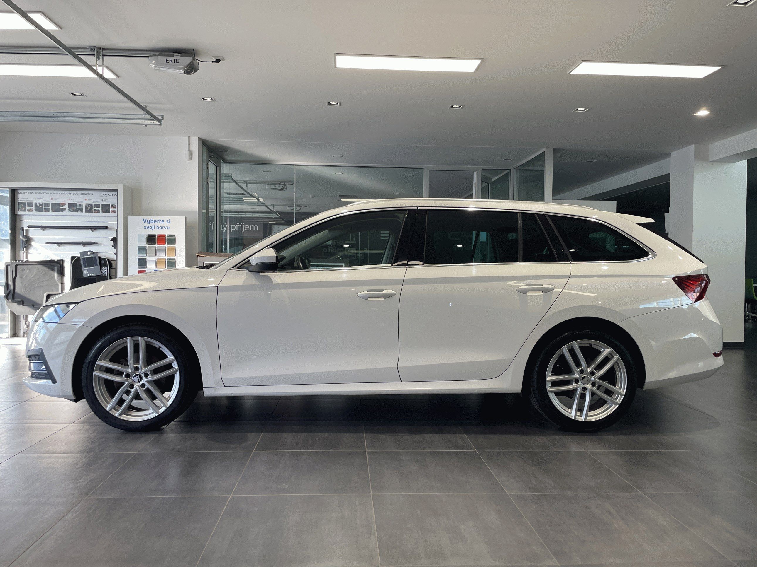Škoda Octavia, Combi STYLE 2,0TDI 150k DSG - fotka 2