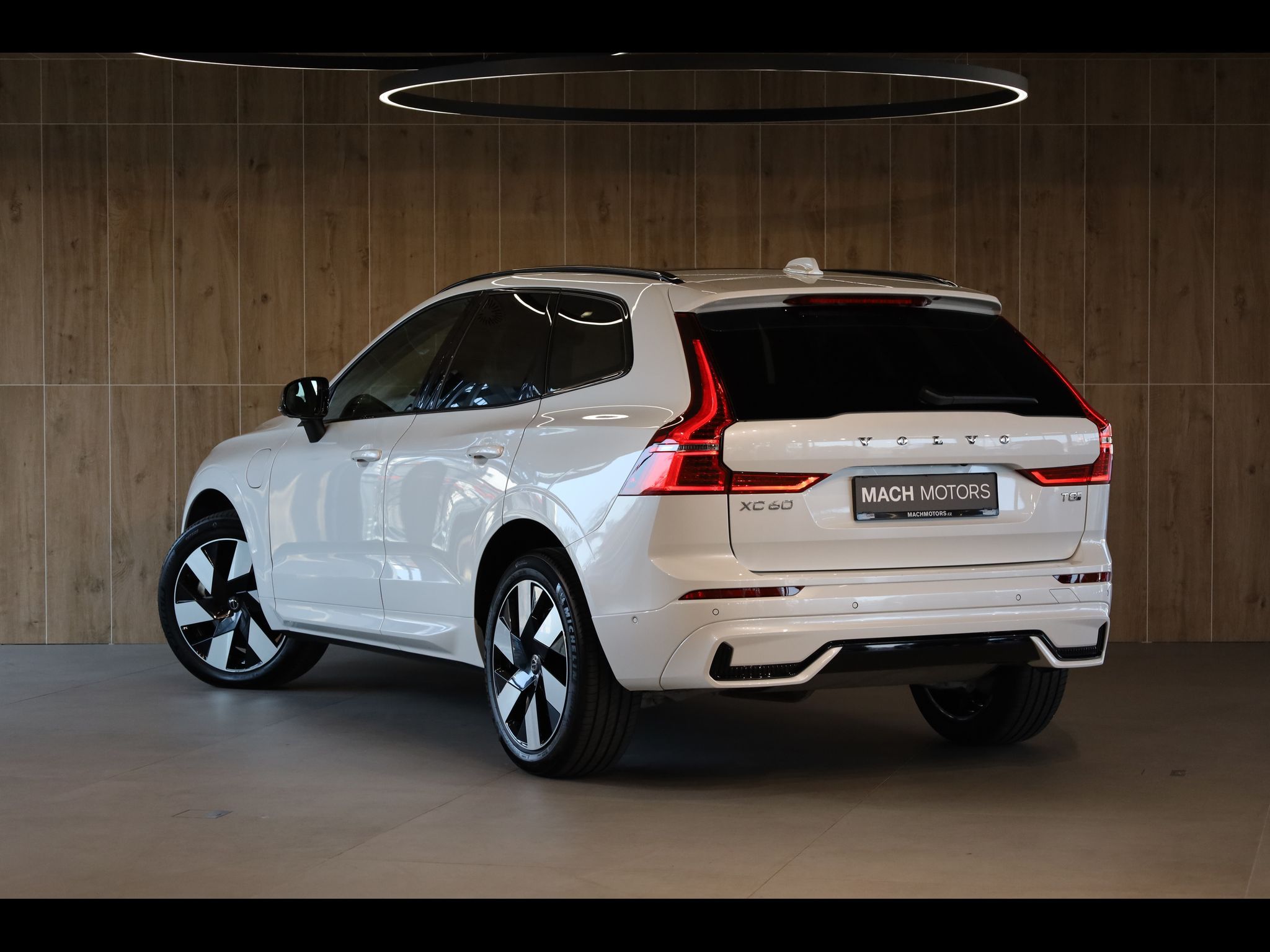 Volvo XC60, T8 PLUS Dark, Ventilace, 360° - fotka 4