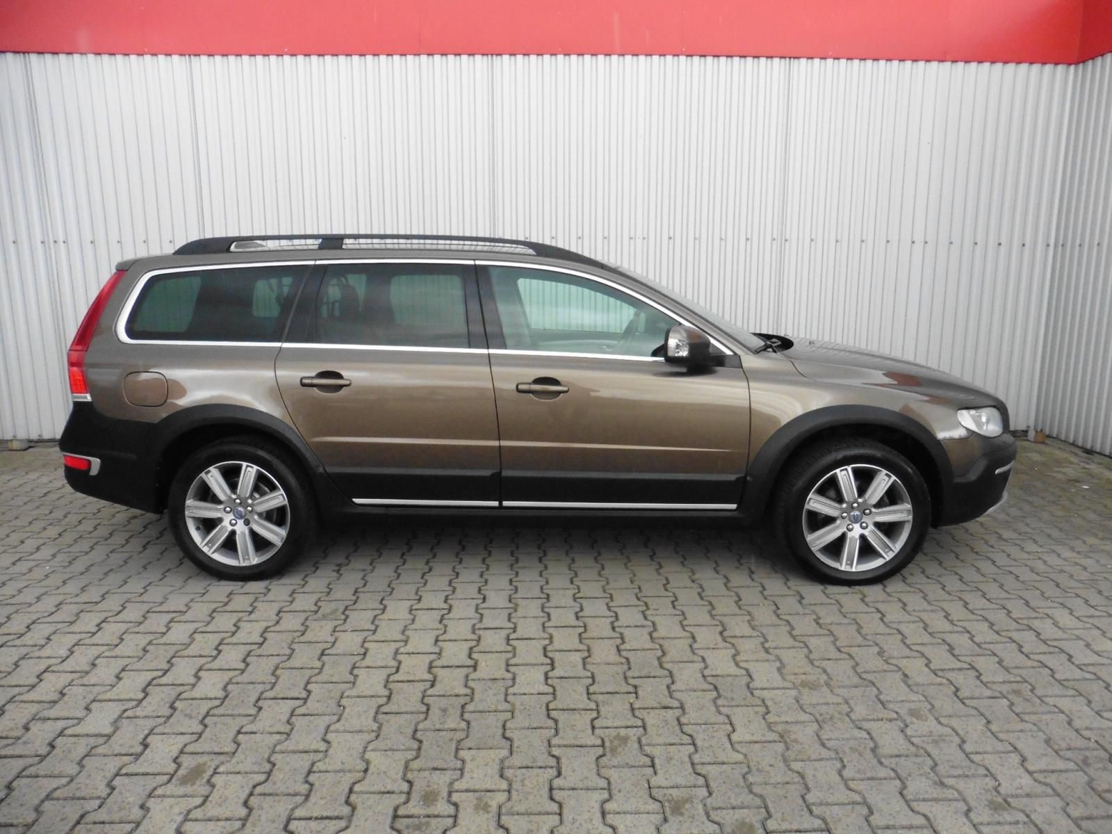 Volvo XC70, 2,4 D5 Summum AWD A/T 162kW - fotka 5