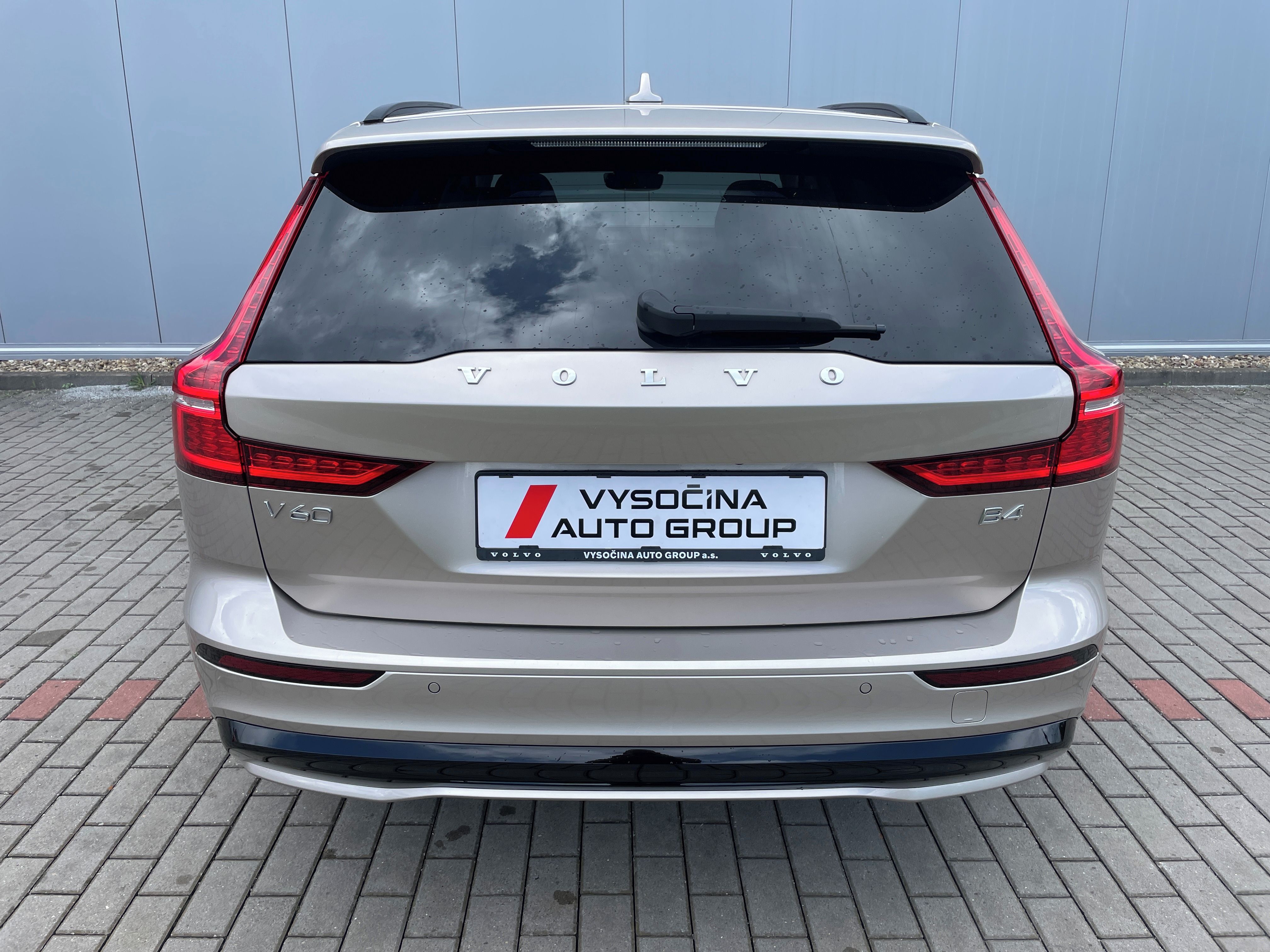 Volvo V60, B4 FWD ULTRA Dark - fotka 4