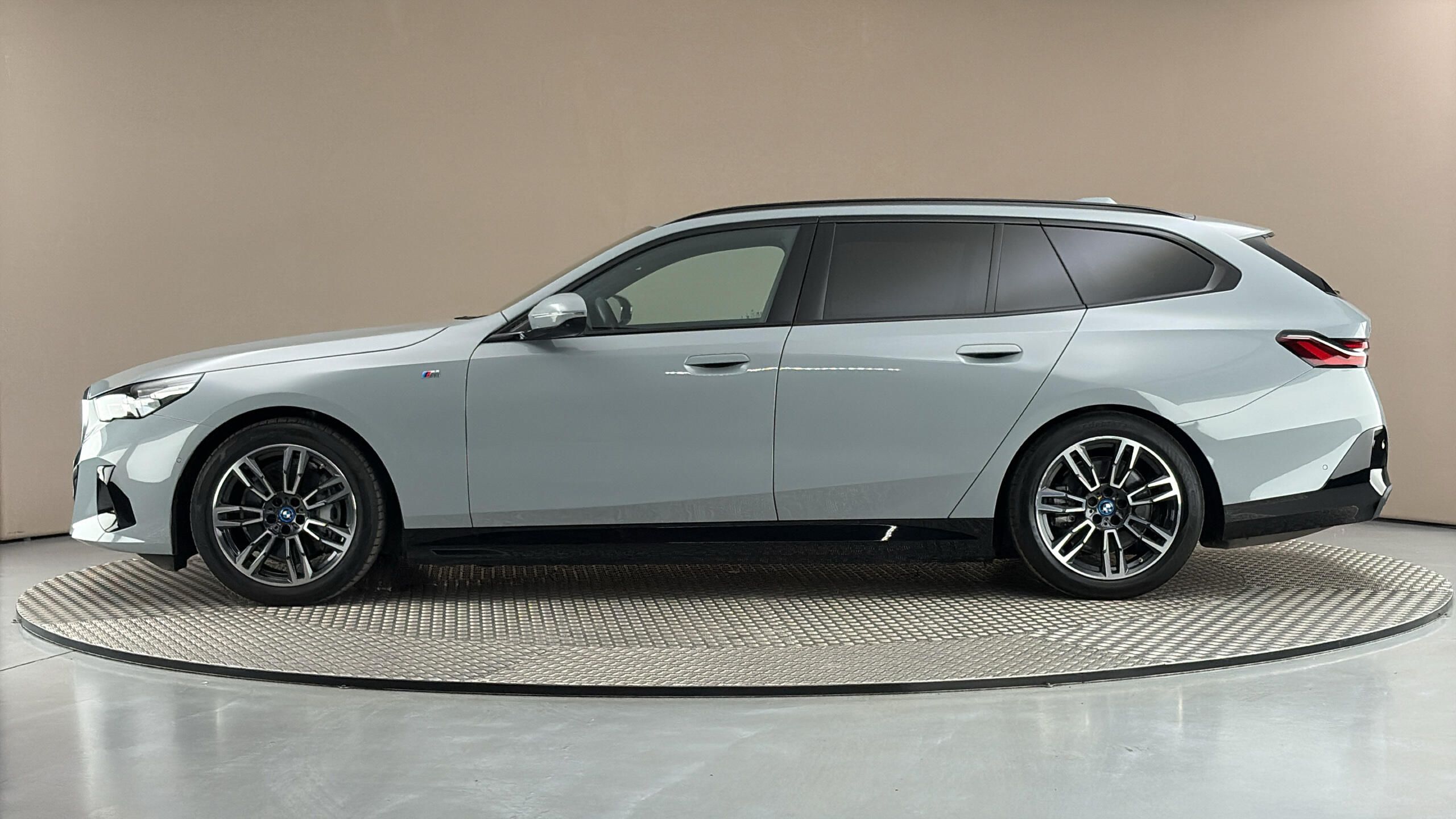 BMW i5, 40 AUT eDrive M-paket Touring - fotka 4