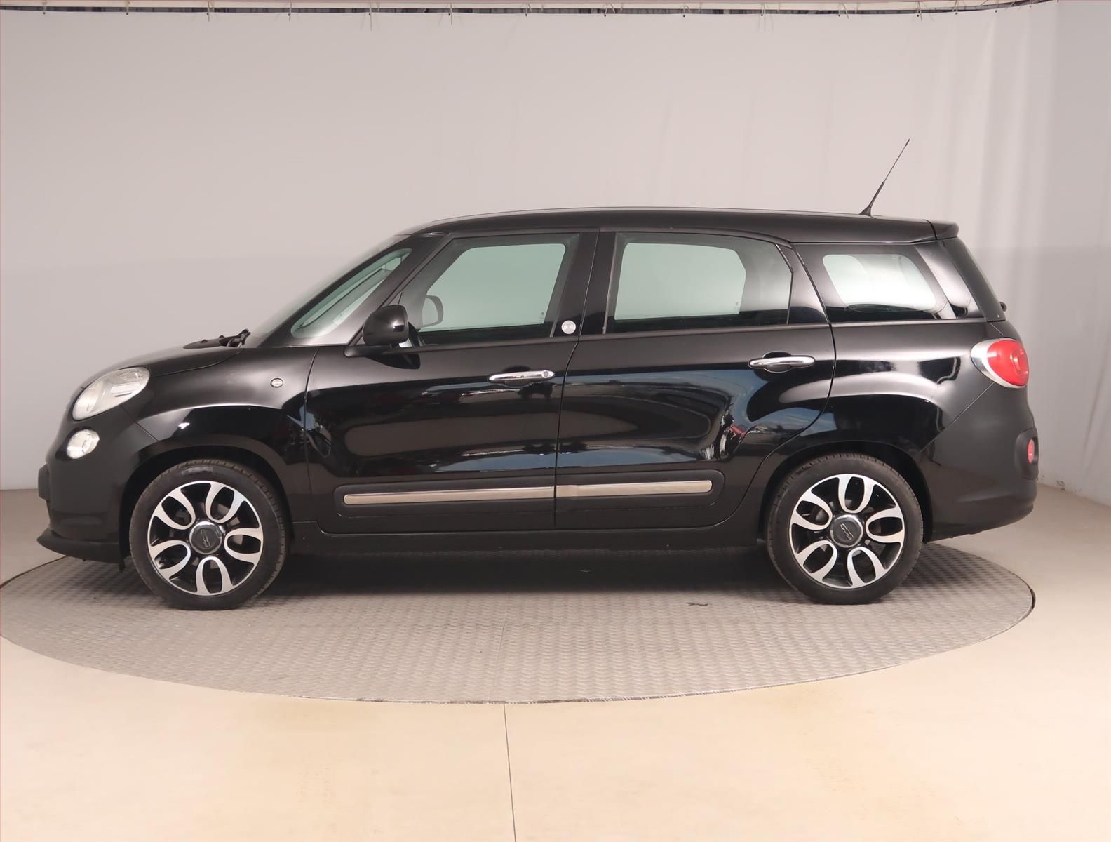 Fiat 500L, 1.6 MultiJet, ČR,1.maj - fotka 3