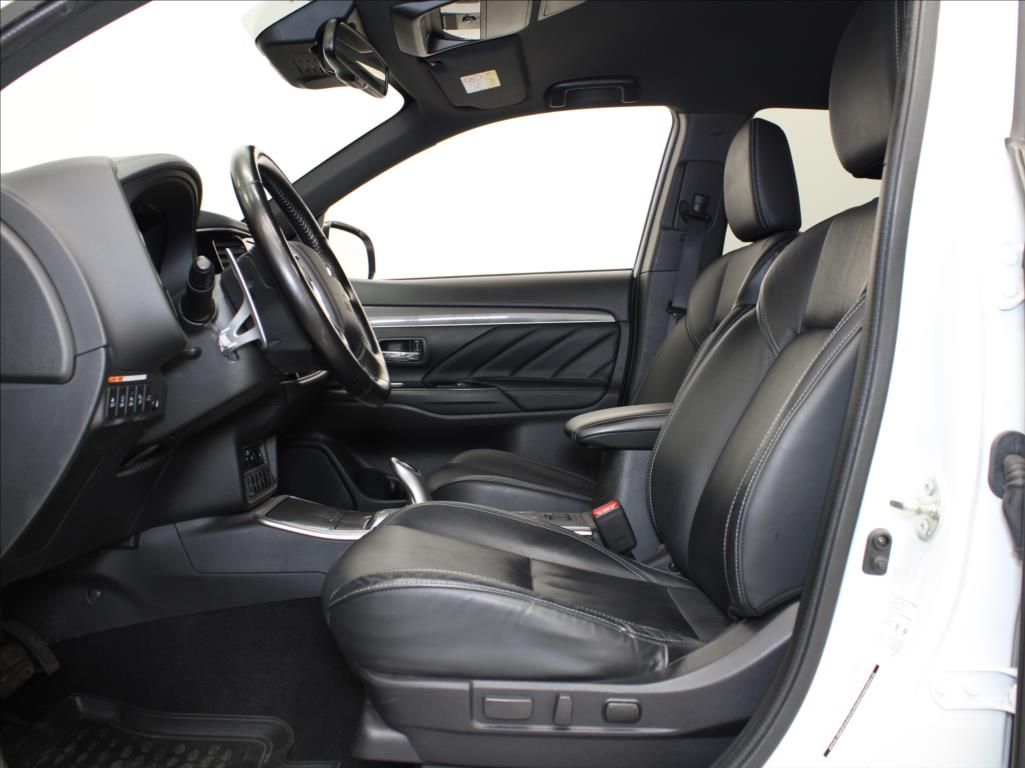 Mitsubishi Outlander, 2,4 PHEV 165kW Instyle 1.maj.Č - fotka 6