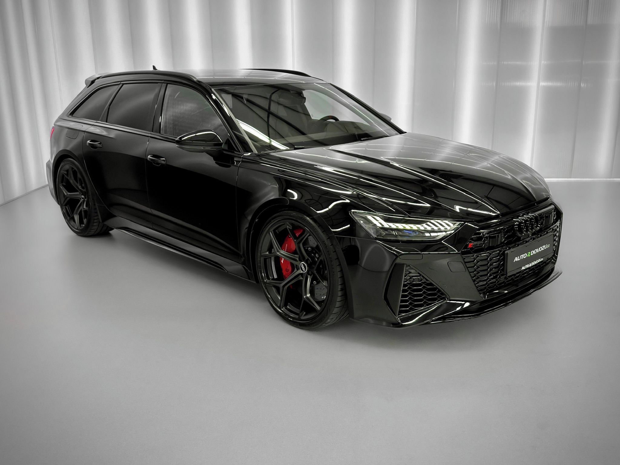 Audi RS6, PERFORMANCE, AKRAPOVIČ, NIGHT - fotka 3