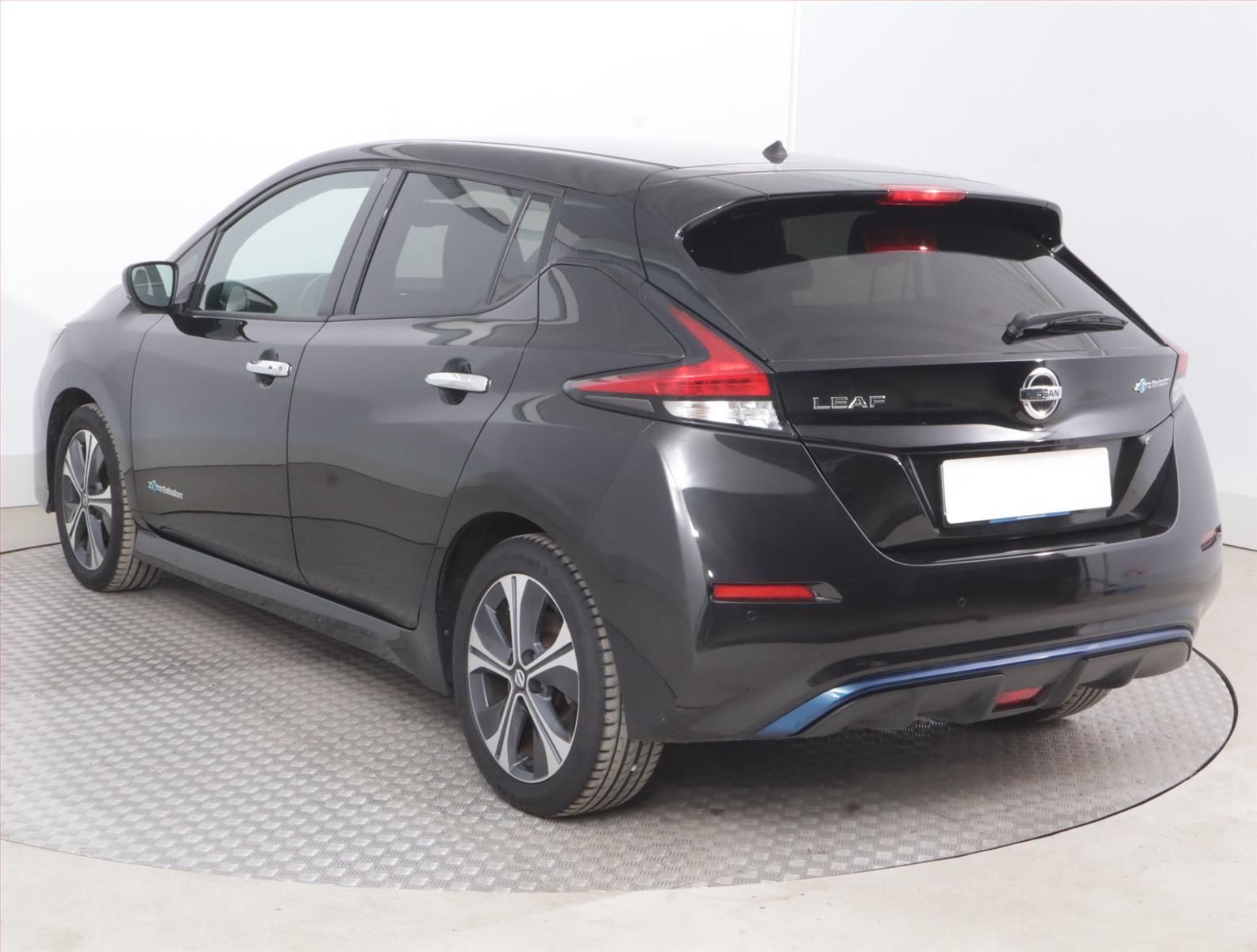 Nissan LEAF, 40 kWh, SoH 88%, Automat - fotka 4