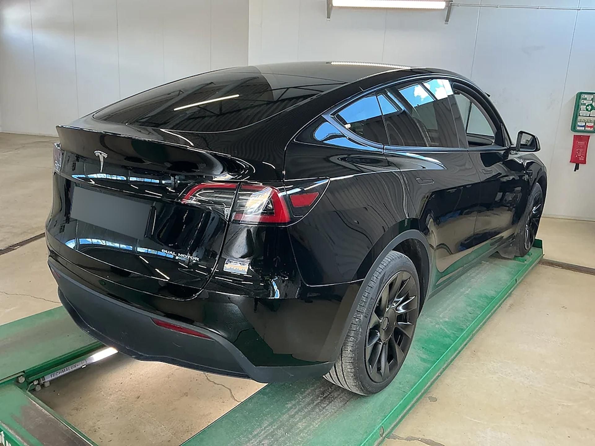 Tesla Model Y, Long Range AWD - fotka 2