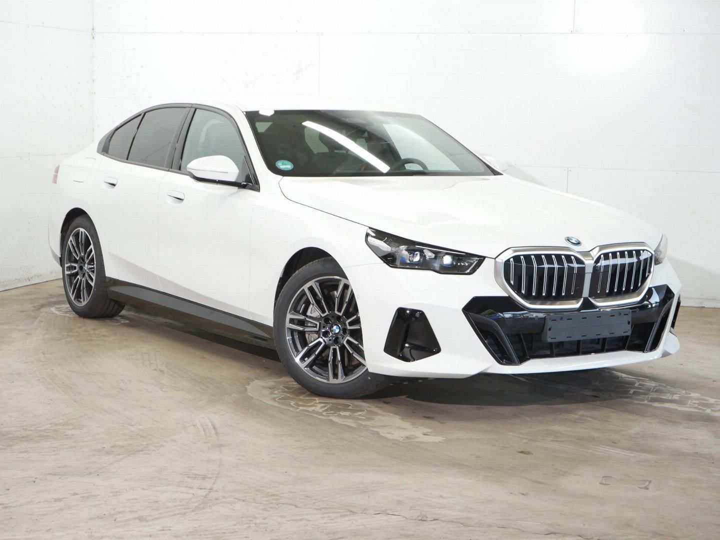 BMW Řada 5, 550e xDrive - fotka 2