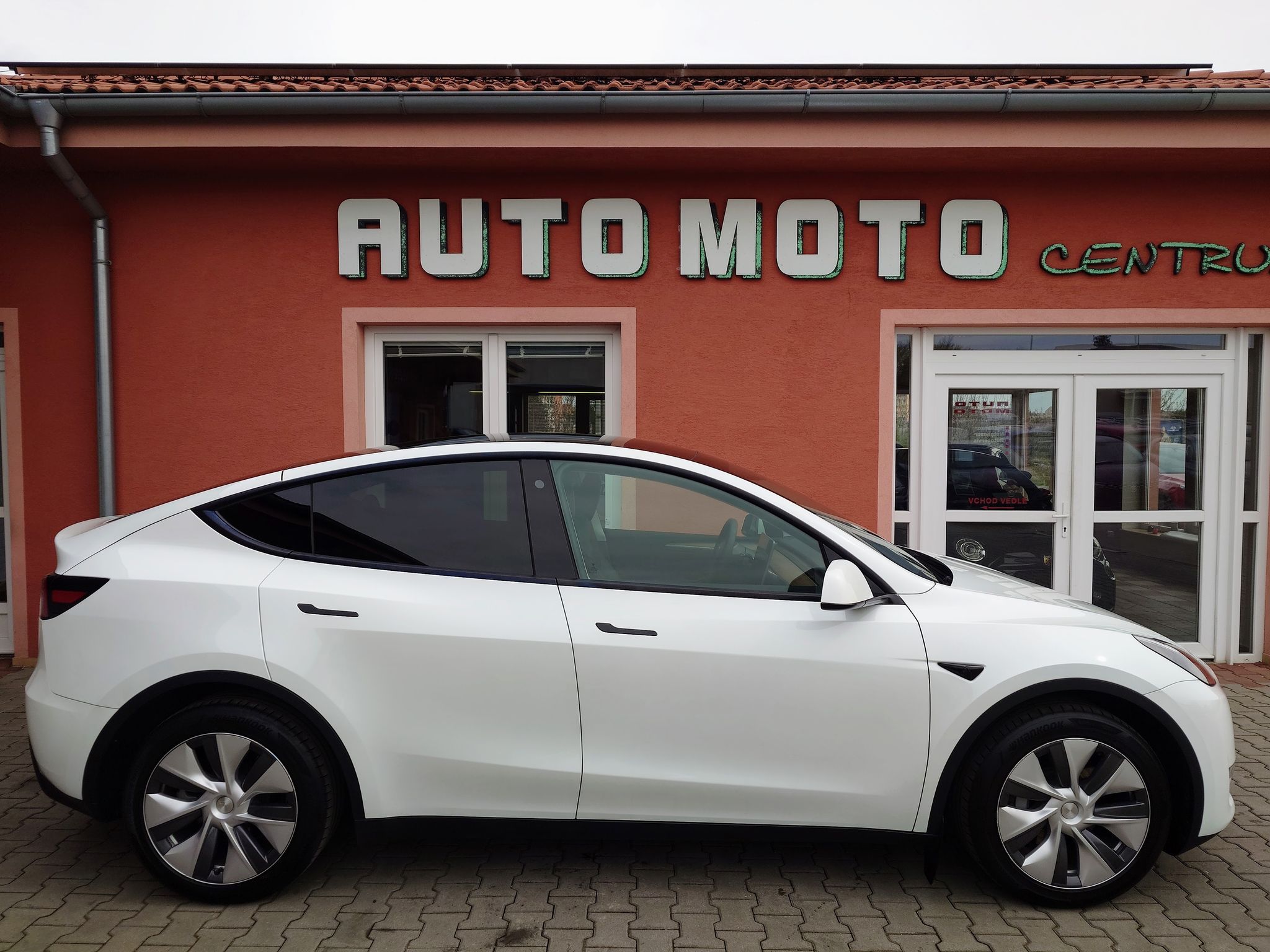 Tesla Model Y, Standard plus RWD 220kW SOH 95 - fotka 5