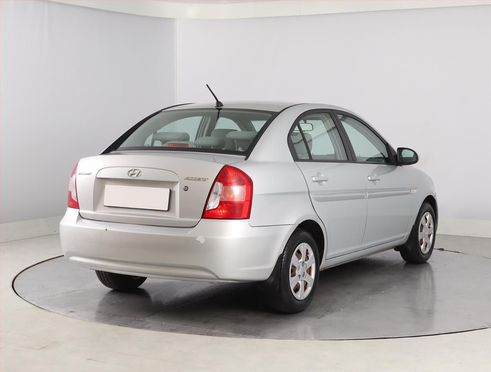 Hyundai Accent, 1.4i, po STK, rezervace - fotka 5