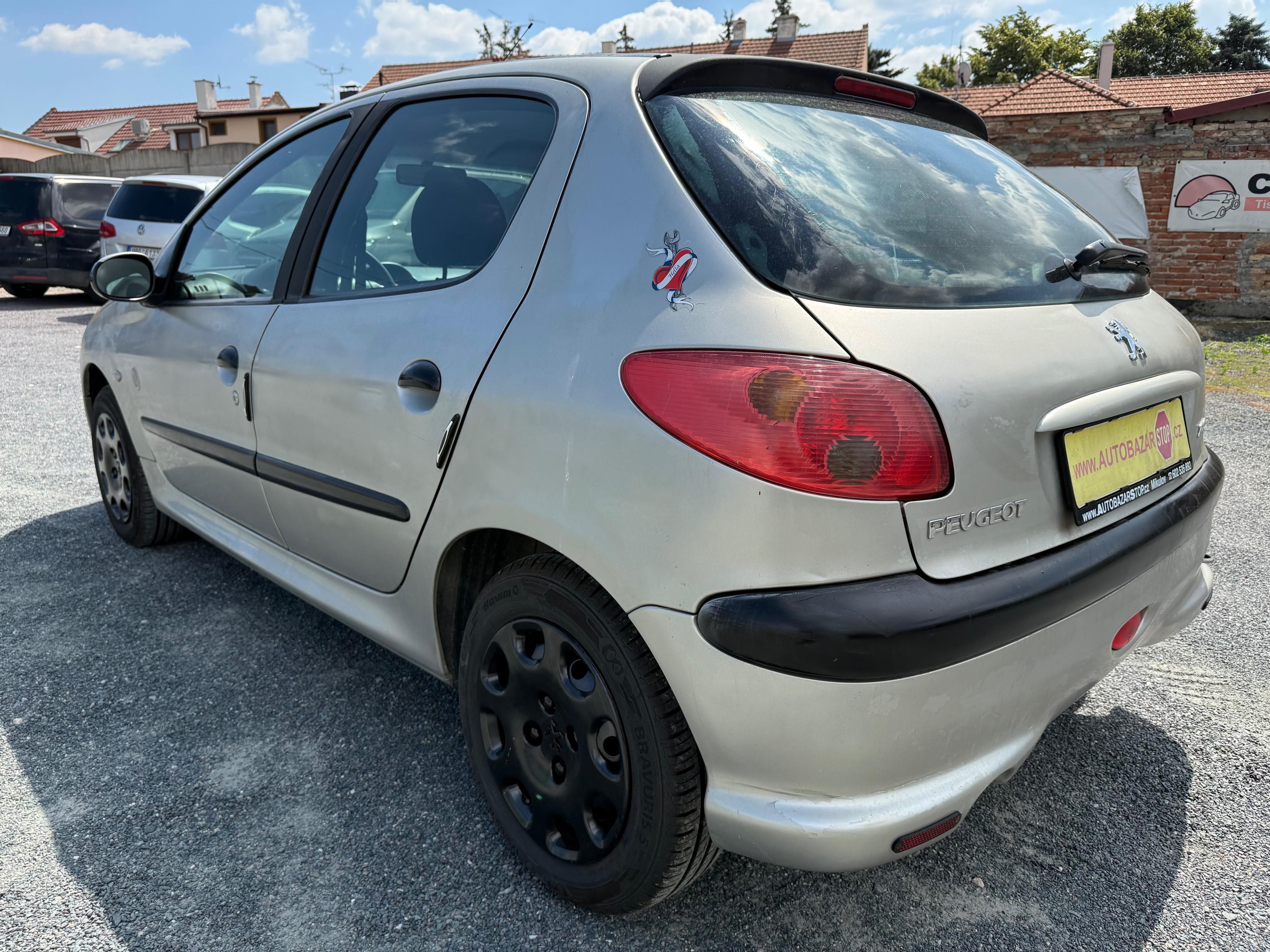 Peugeot 206, 1.1i 44kW CZ SERVISKA - fotka 4