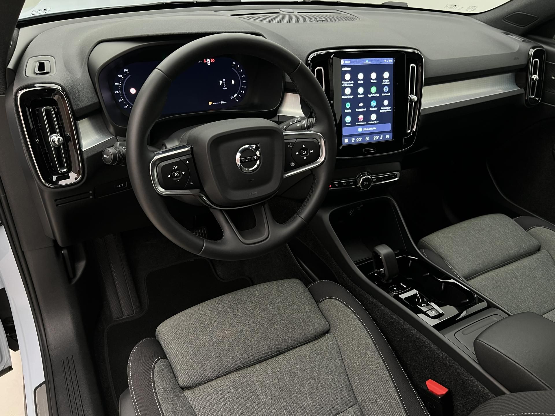 Volvo XC40, B3 DARK PLUS AUT CZ - fotka 4