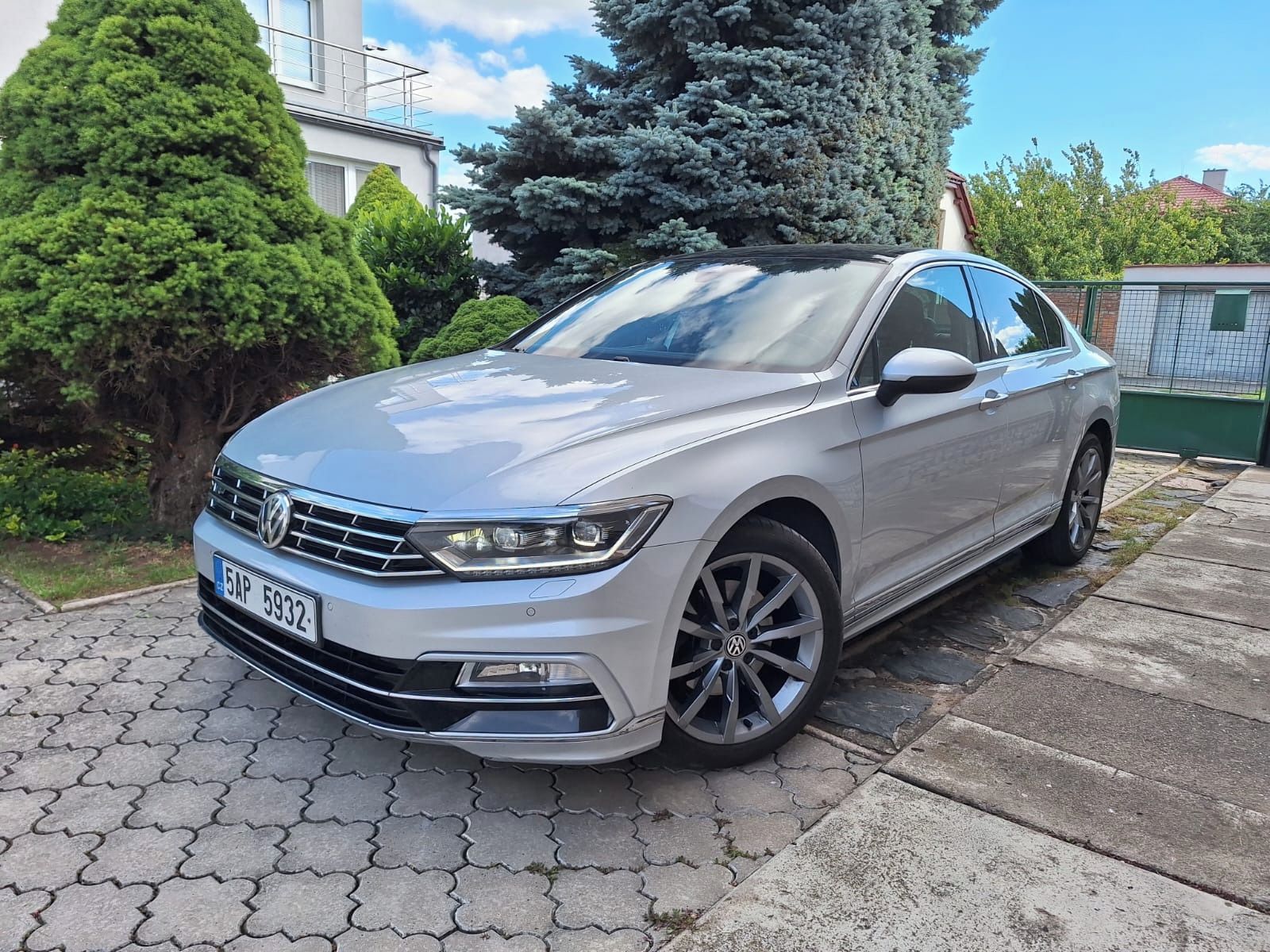 Volkswagen Passat, 2.0 TDi R-line - fotka 2