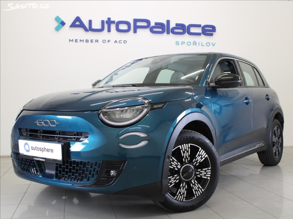 Fiat 600, 1,2 Hybrid 145k. Icon 11tkm.ČR