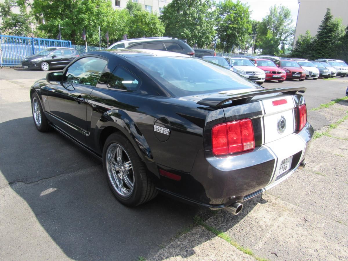 Ford Mustang, 4,6 L V8 GT 224kW - fotka 4