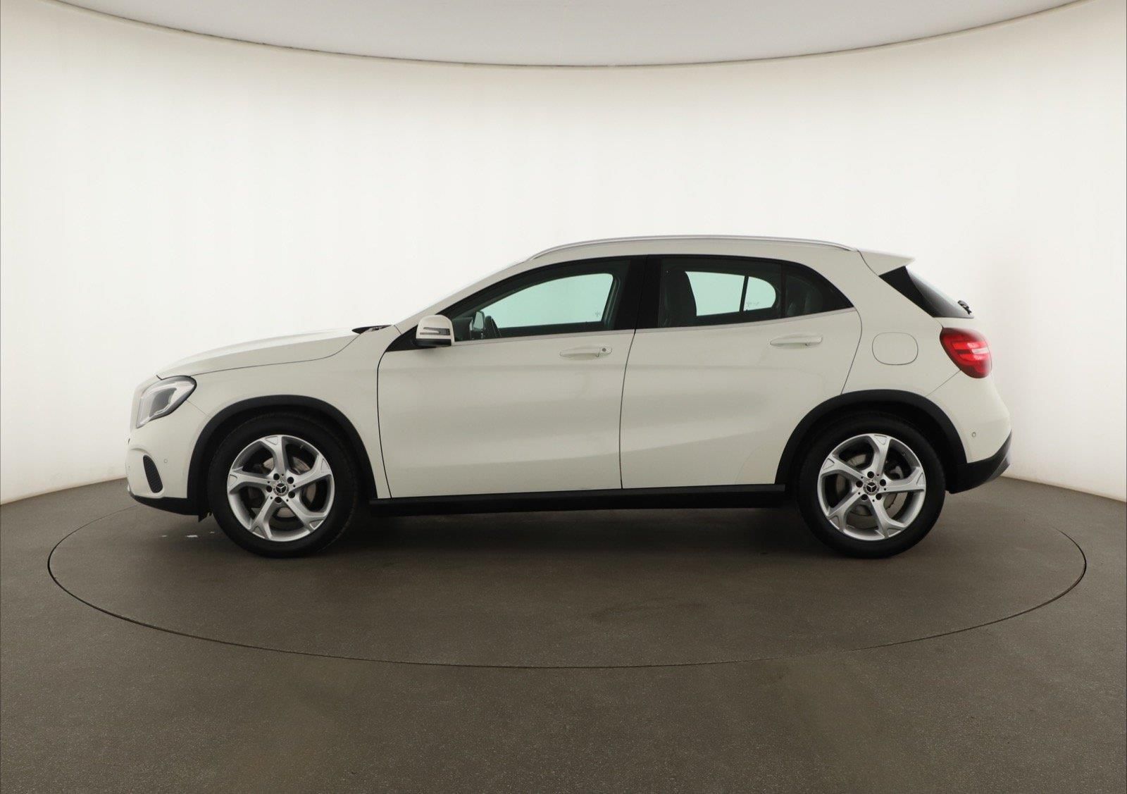 Mercedes-Benz GLA, 180, Automat, Kůže, Navi - fotka 3