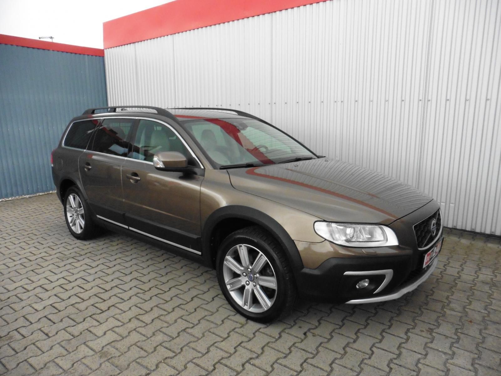 Volvo XC70, 2,4 D5 Summum AWD A/T 162kW - fotka 2