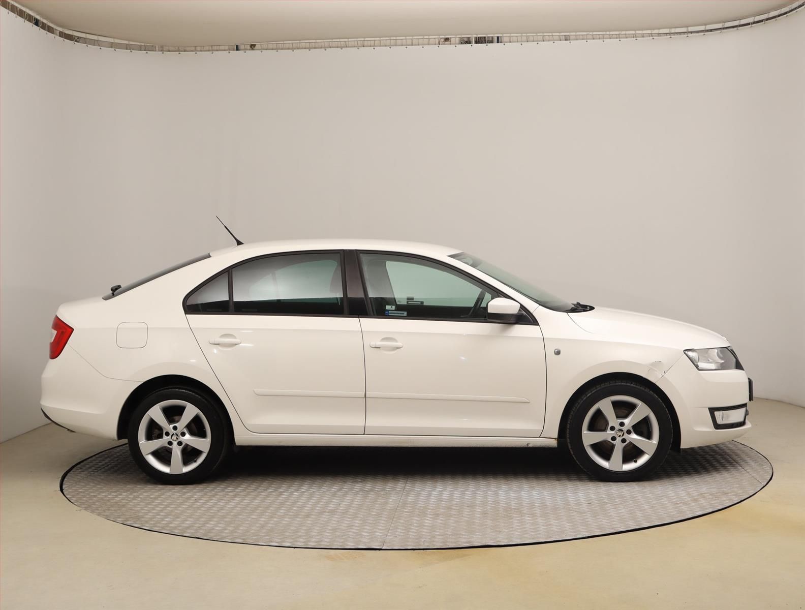 Škoda Rapid, 1.6 TDI, Ambition Plus, Xenony - fotka 6