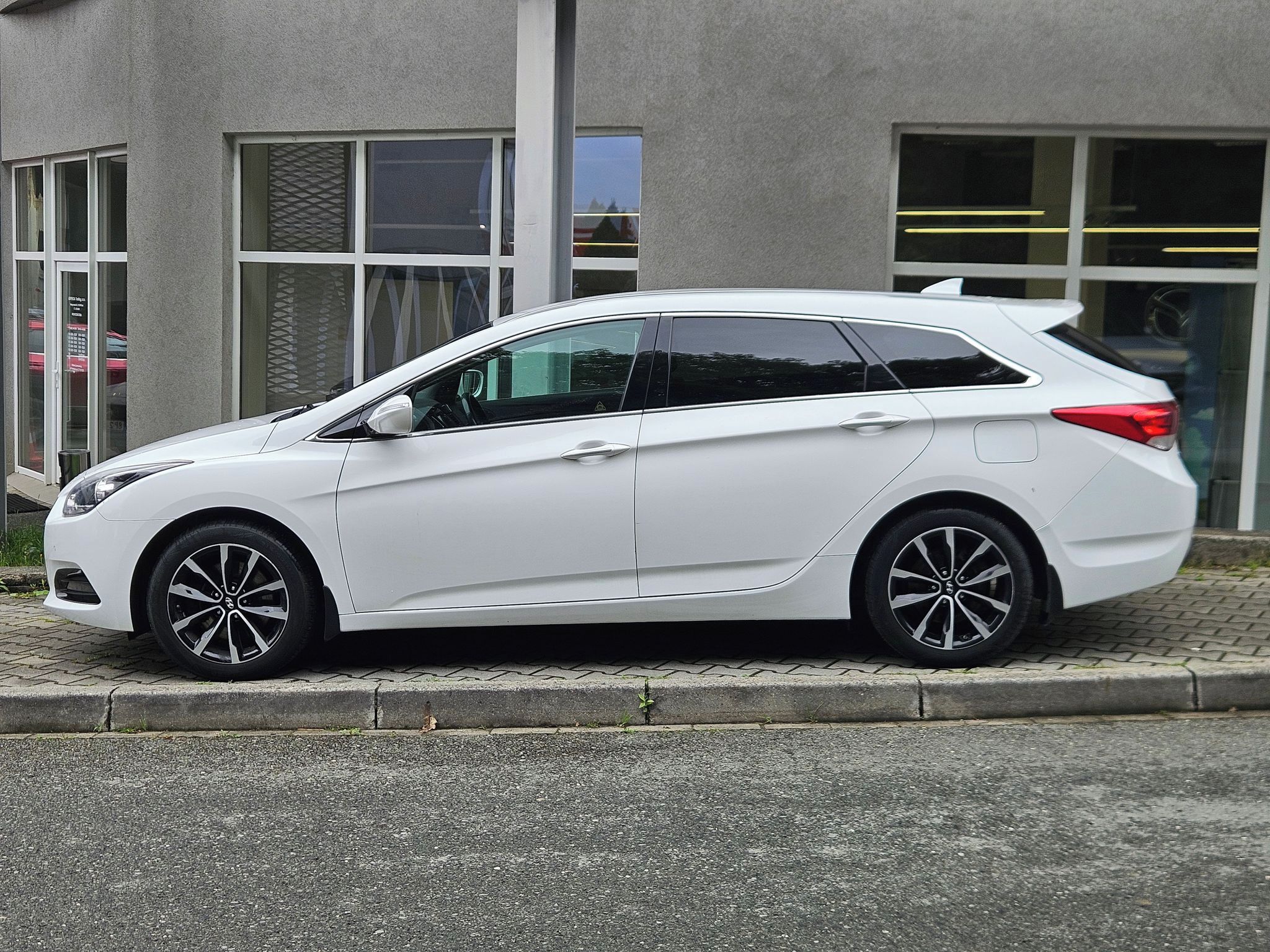 Hyundai i40, 1.6 CRDi Succes Winter, 1.maj. - fotka 2