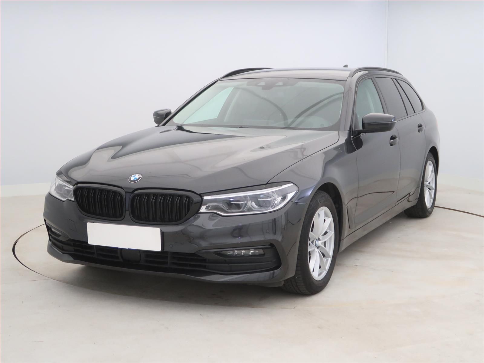 BMW Řada 5, 530d xDrive, Modern Line, 4X4 - fotka 2