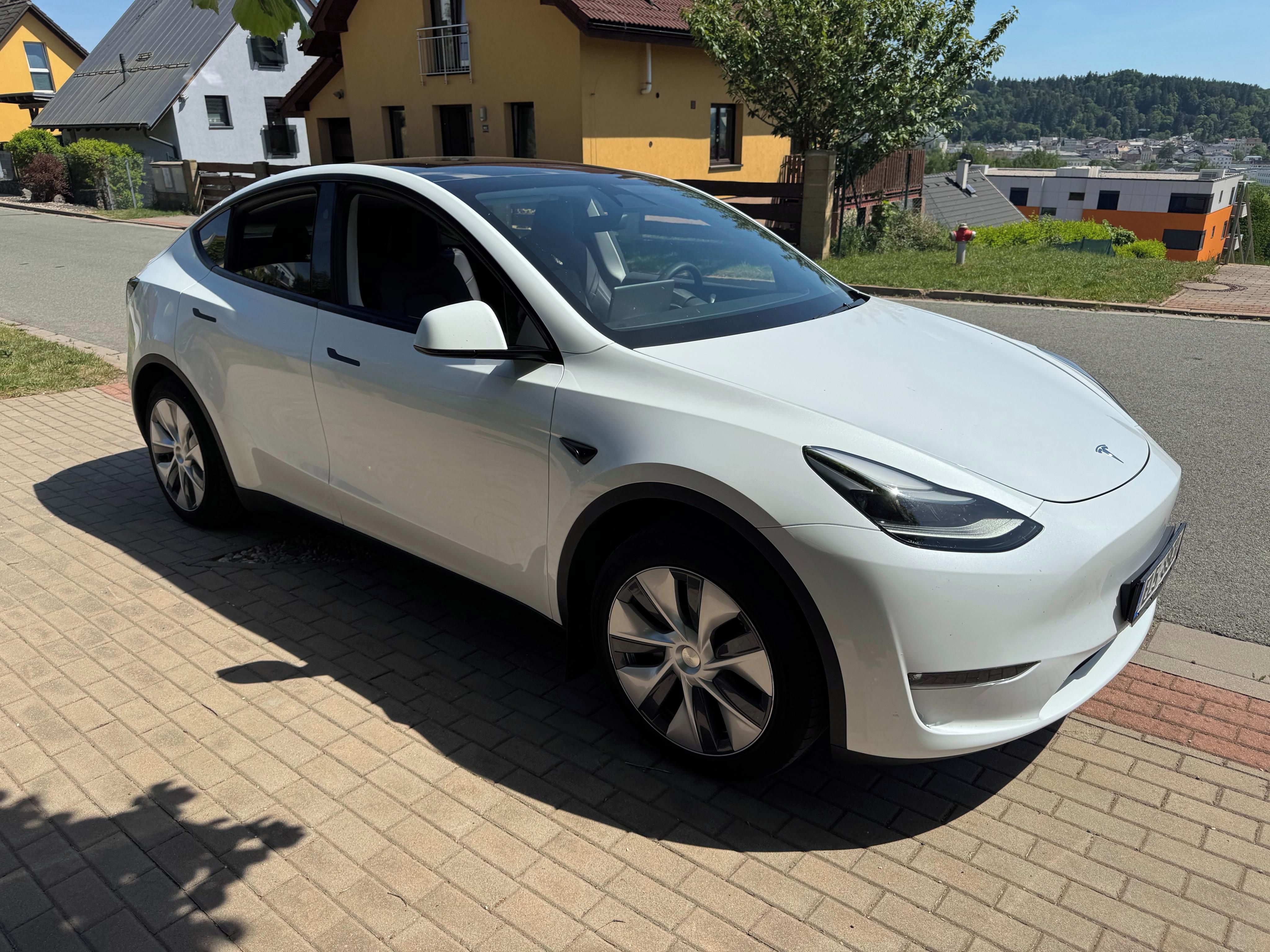 Tesla Model Y, LR AWD SoH 95% (HW4) ČR tažné