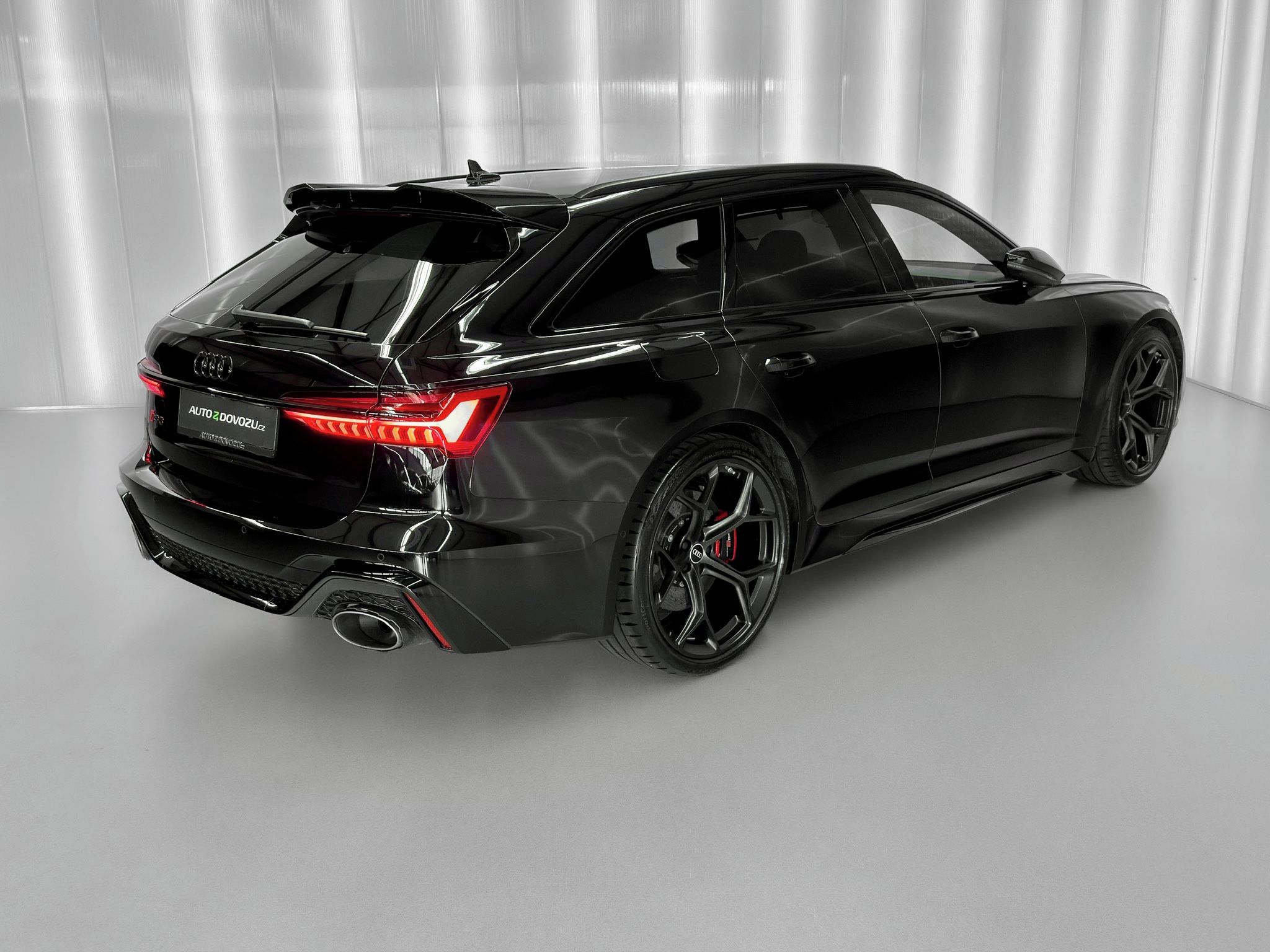 Audi RS6, PERFORMANCE, AKRAPOVIČ, NIGHT - fotka 6