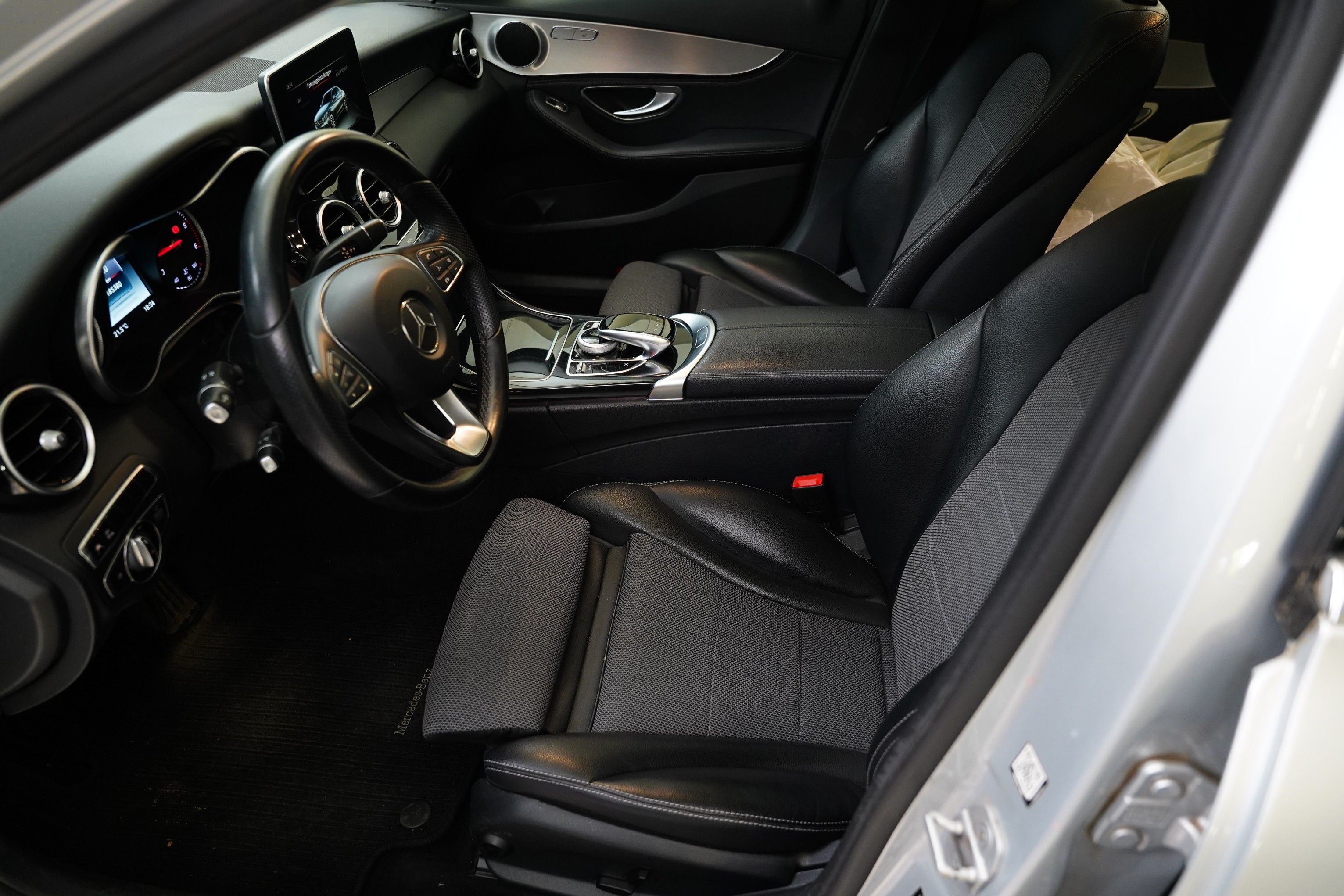 Mercedes-Benz Třídy C, 250 d 150 kW 4MATIC Avantgarde - fotka 6