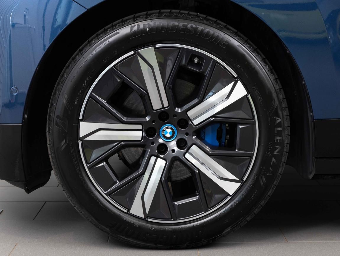 BMW iX, xDrive40 - fotka 6